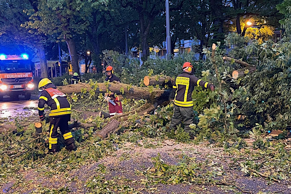 Ein Unwetter ist über Deutschland hinweggefegt; es gibt Verletzte und Schäden.  