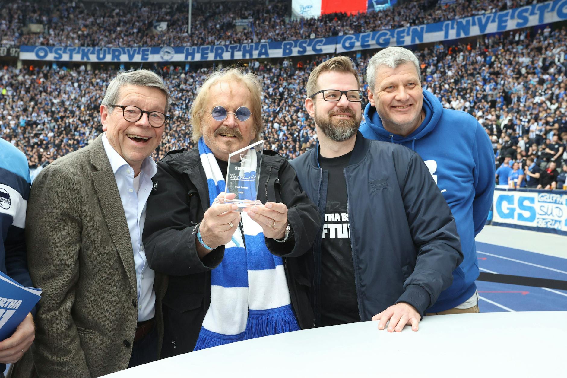 Ex-Präsident Bernd Schiphorst (81) und Herthas Kommissarischer Präsident Fabian Drescher (2.v.r.) zeichnen Frank Zander mit einem Ehrenpreis für dessen soziales Engagement aus.