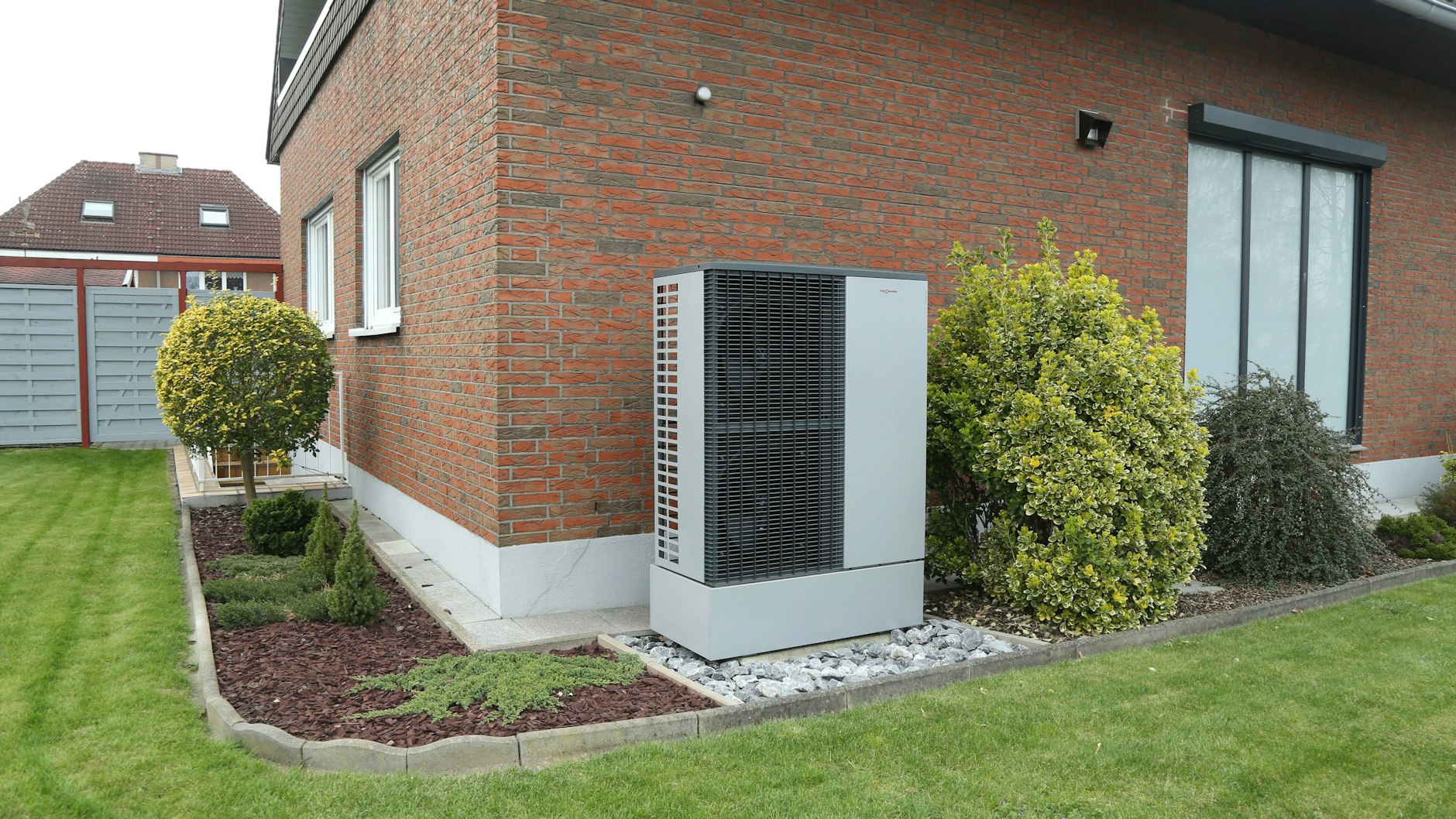 Eine Wärmepumpe an einem Einfamilienhaus. In der Stadt Oranienburg können keine weiteren Wärmepumpen an das Netz der Stadtwerke angeschlossen werden. (Symbolfoto)