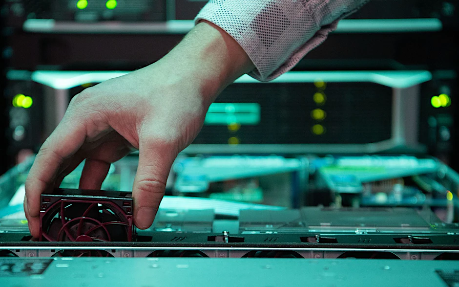 ARCHIV - In Deutschland gibt es einen steigenden Bedarf an Programmierern, Systemadministratoren und anderen IT-Fachkräften.  