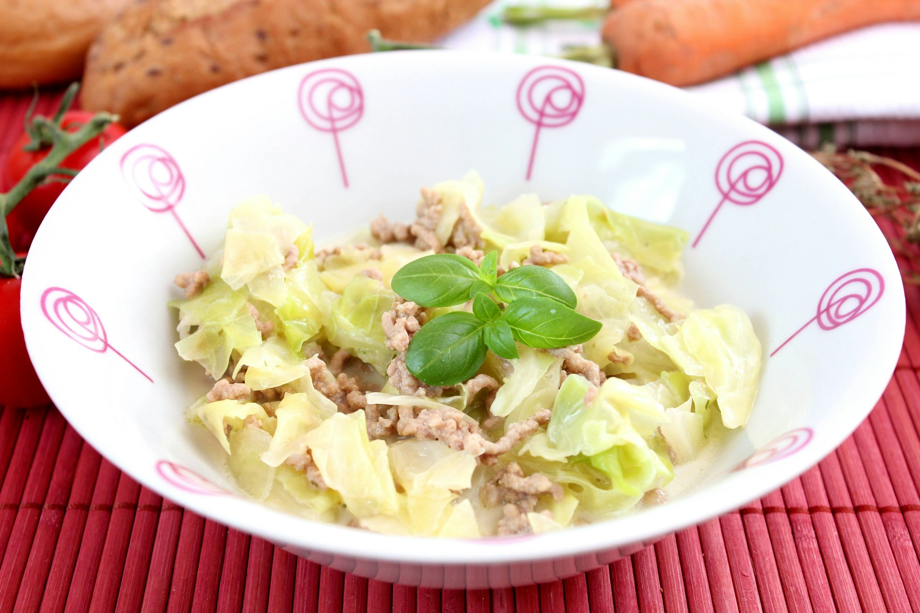 Lecker! Dieses Rezept für Weißkohl-Eintopf ist ganz anders als die meisten Diät-Suppen – lecker, deftig und trotzdem schnell gemacht.