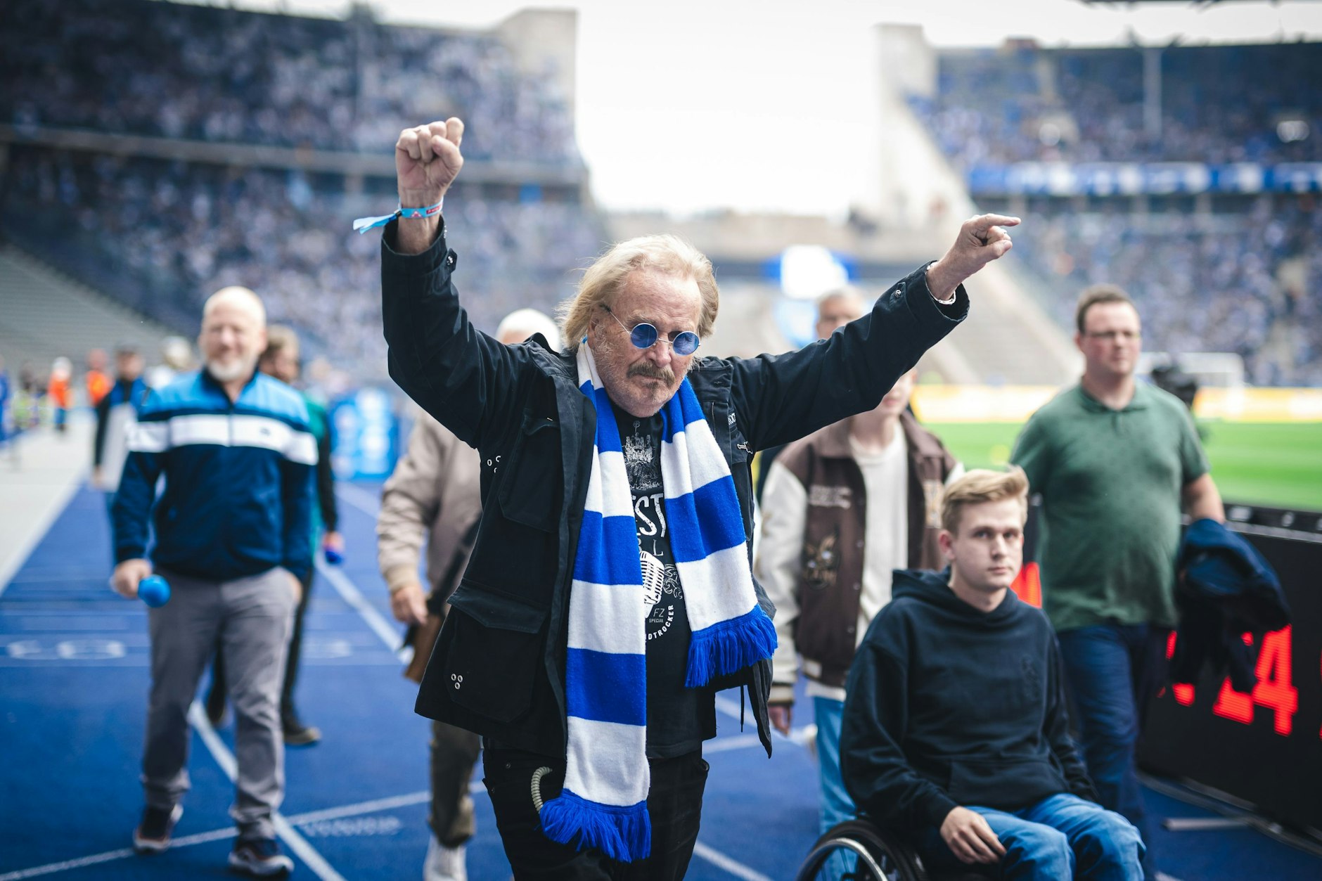 Bei seiner Rückkehr ins Berliner Olympiastadion beim Spiel gegen Hansa Rostock wurde Frank Zander von den Fans von Hertha BSC vor dem Anpfiff gefeiert.
