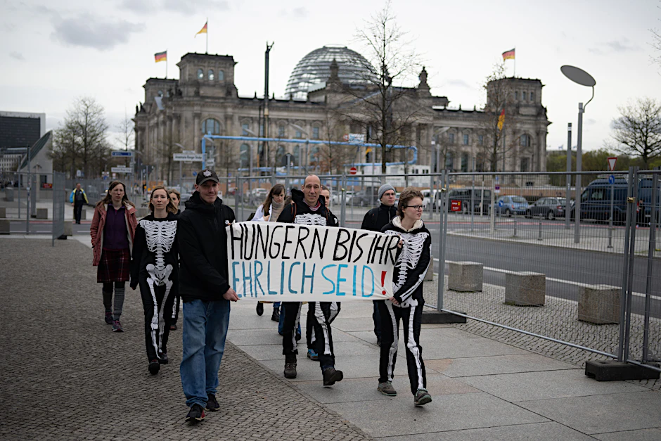 Der Klimaaktivist Wolfgang Metzeler-Kick befindet sich bereits seit 40 Tagen im Hungerstreik. Nun wird er von einem weiteren Aktivisten unterstützt.