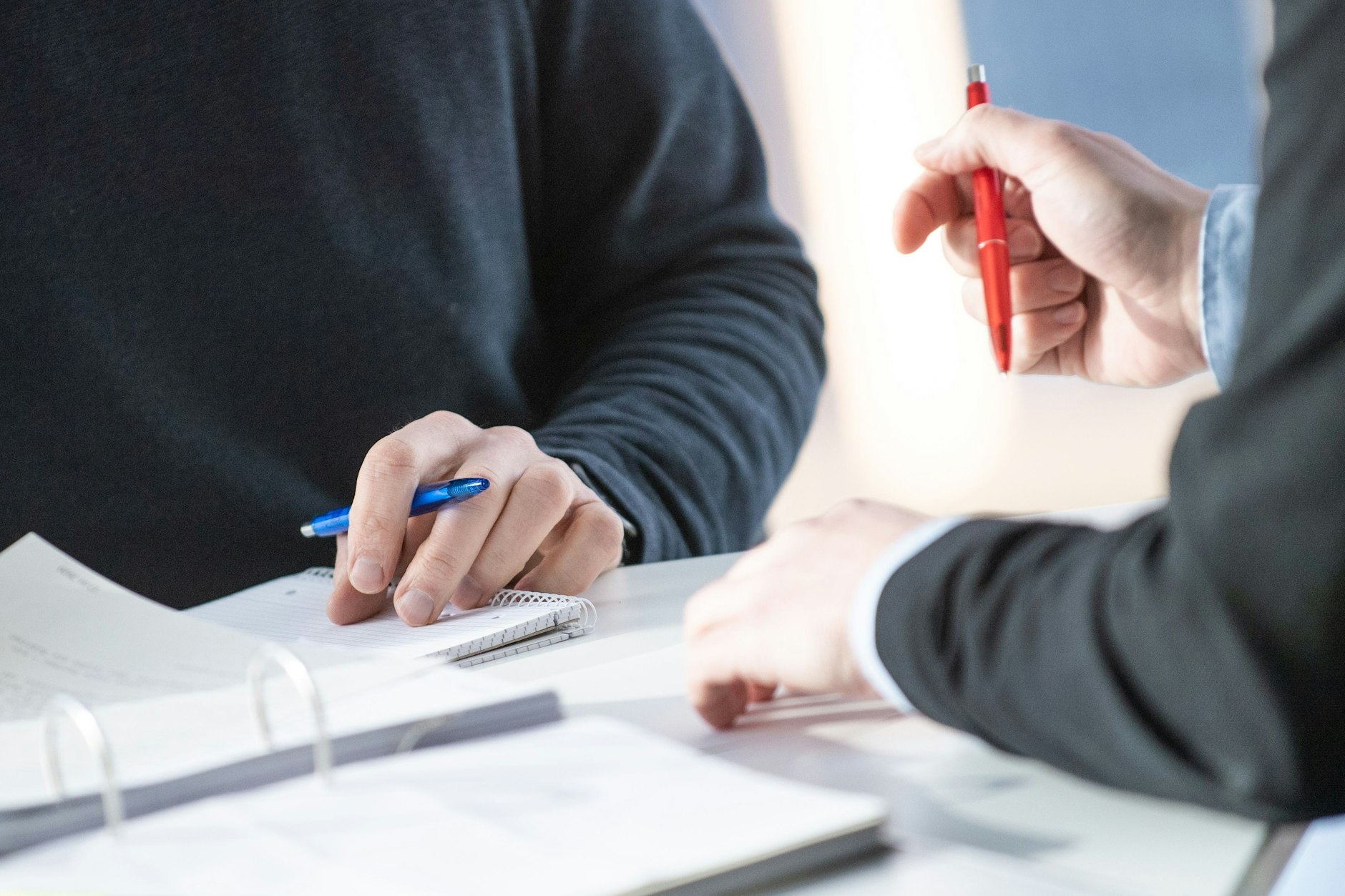 Blick aufs Gehalt: Für Gehaltsverhandlungen empfiehlt sich eine individuelle Gehaltsrecherche vorab.