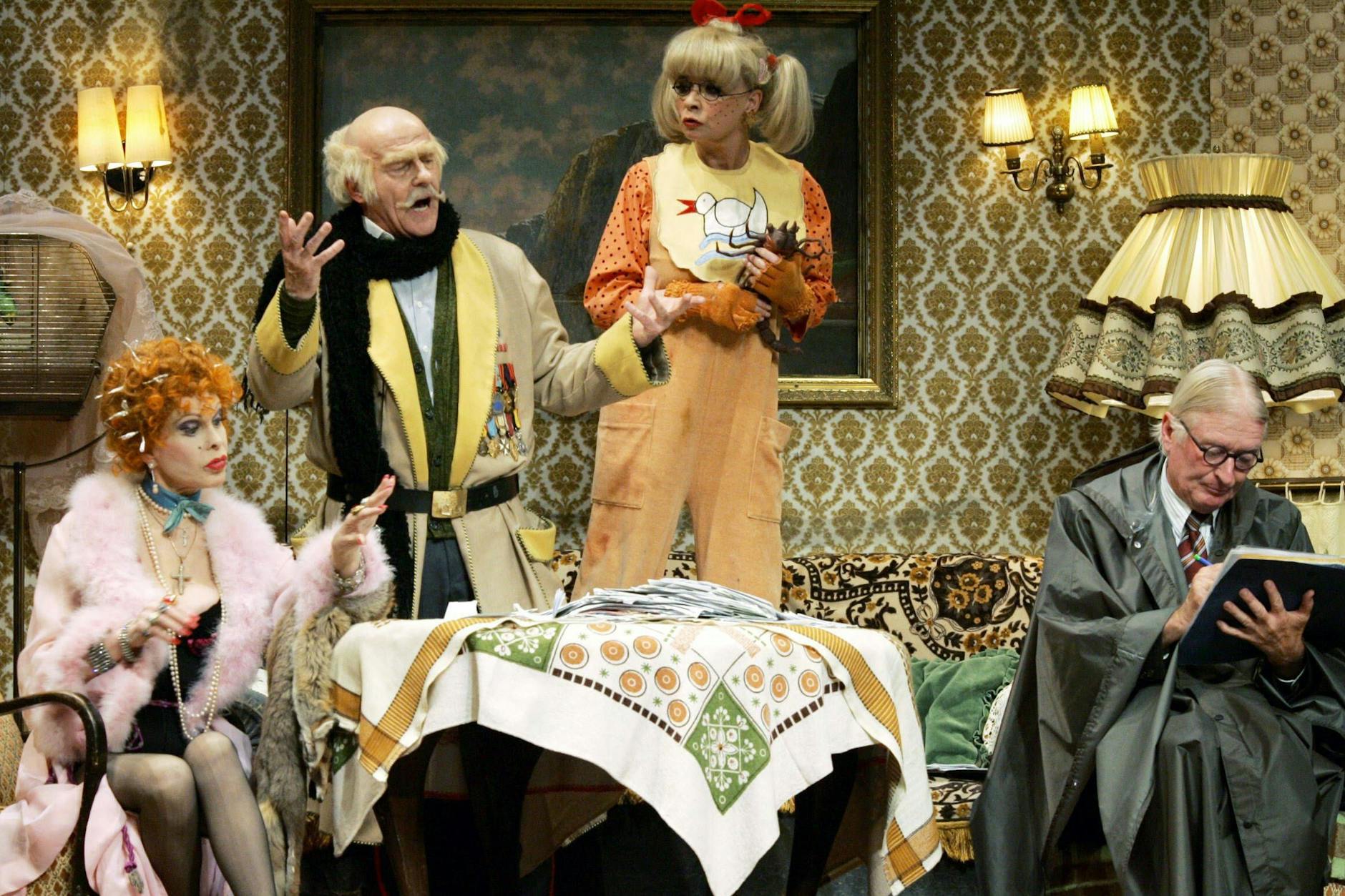 „Klimbim“ im Theater: Elisabeth Volkmann(v.l.), Wichart vonRoëll, Ingrid Steeger und Peer Augustinski in einer Theaterinszenierung in Hamburg. Jetzt ist von Roëll gestorben. Er war seit dem Tod von Steeger im vergangenen Jahr das letzte noch lebende Mitglied des „Klimbim“-Ensembles. 