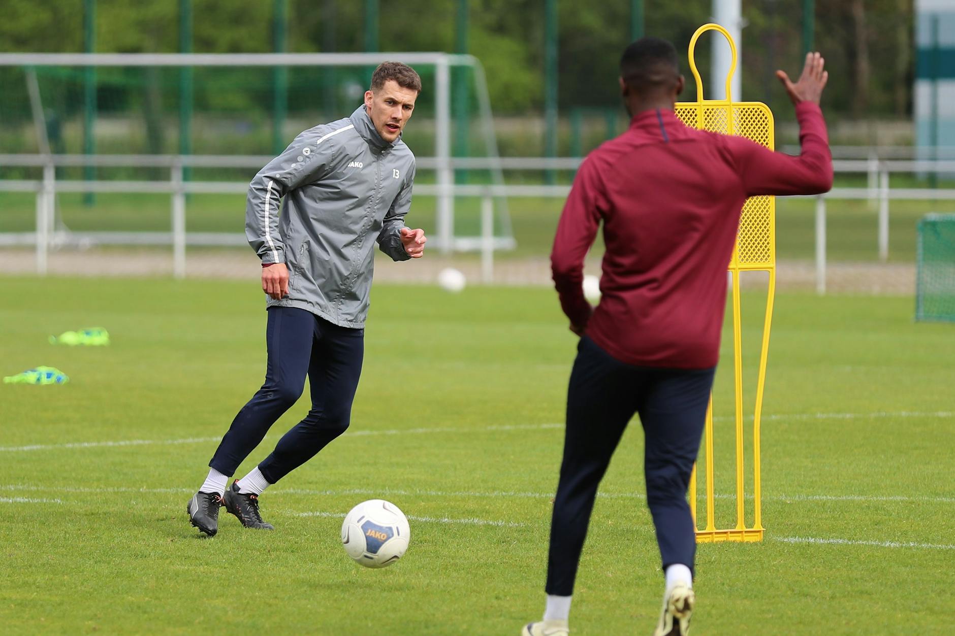 Ein Bild der Hoffnung: BFC-Kapitän Chris Reher (l.) ist wieder zurück auf dem Trainingsplatz und spielt sich mit McMoordy Hüther den Ball zu.