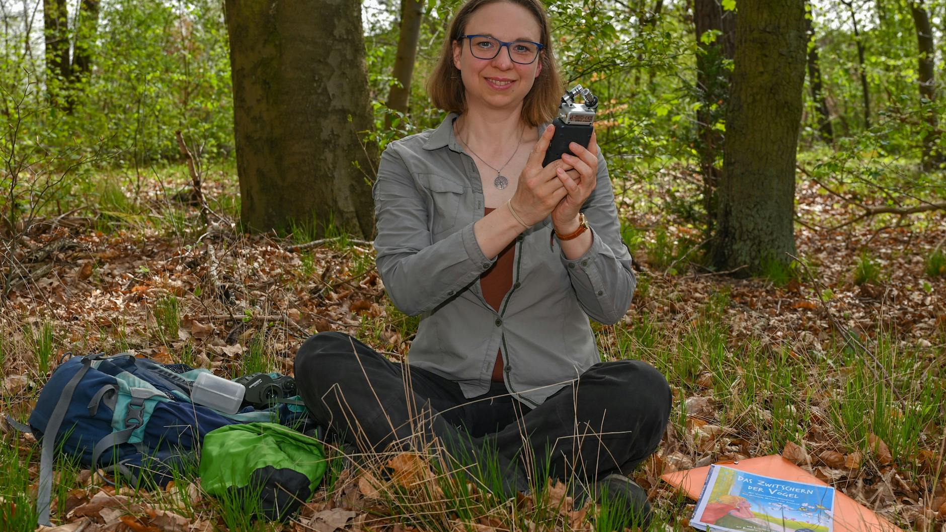 Silke Oppermann, Wildnispädagogin und Autorin vom Kinderbuch „Das Zwitschern der Vögel“, nimmt in einem Wald bei Eberswalde Vogelstimmen auf.