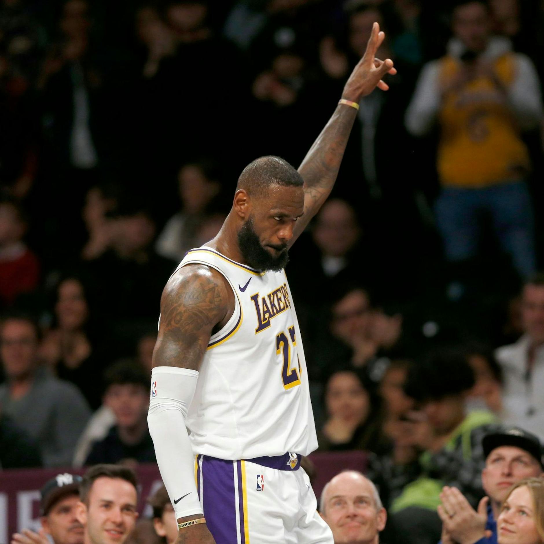 Image - James vor Play-In in Bestform: „Ein Schweizer Taschenmesser“