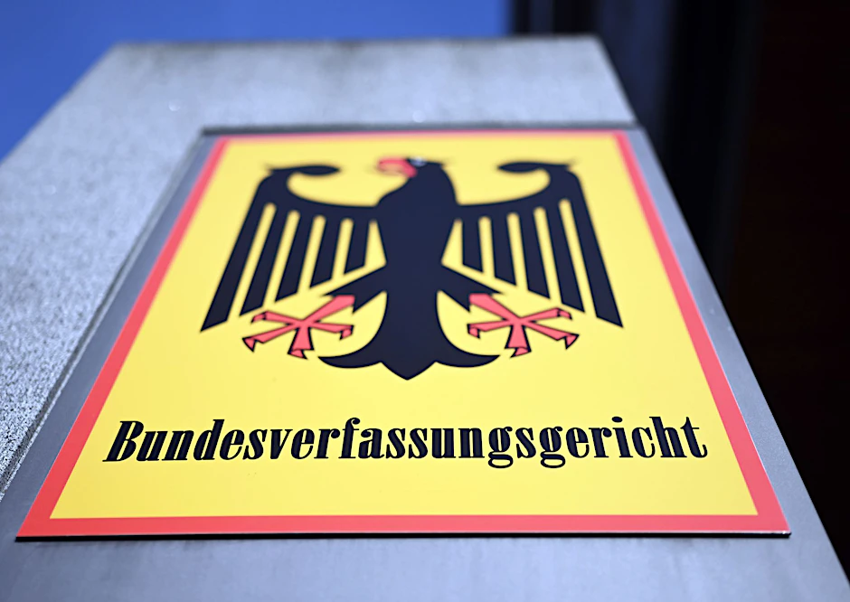 ARCHIV - Ein Hinweisschild mit Bundesadler und dem Schriftzug "Bundesverfassungsgericht".  