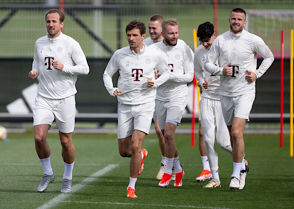 Die Spieler vom FC Bayern München trainieren.  