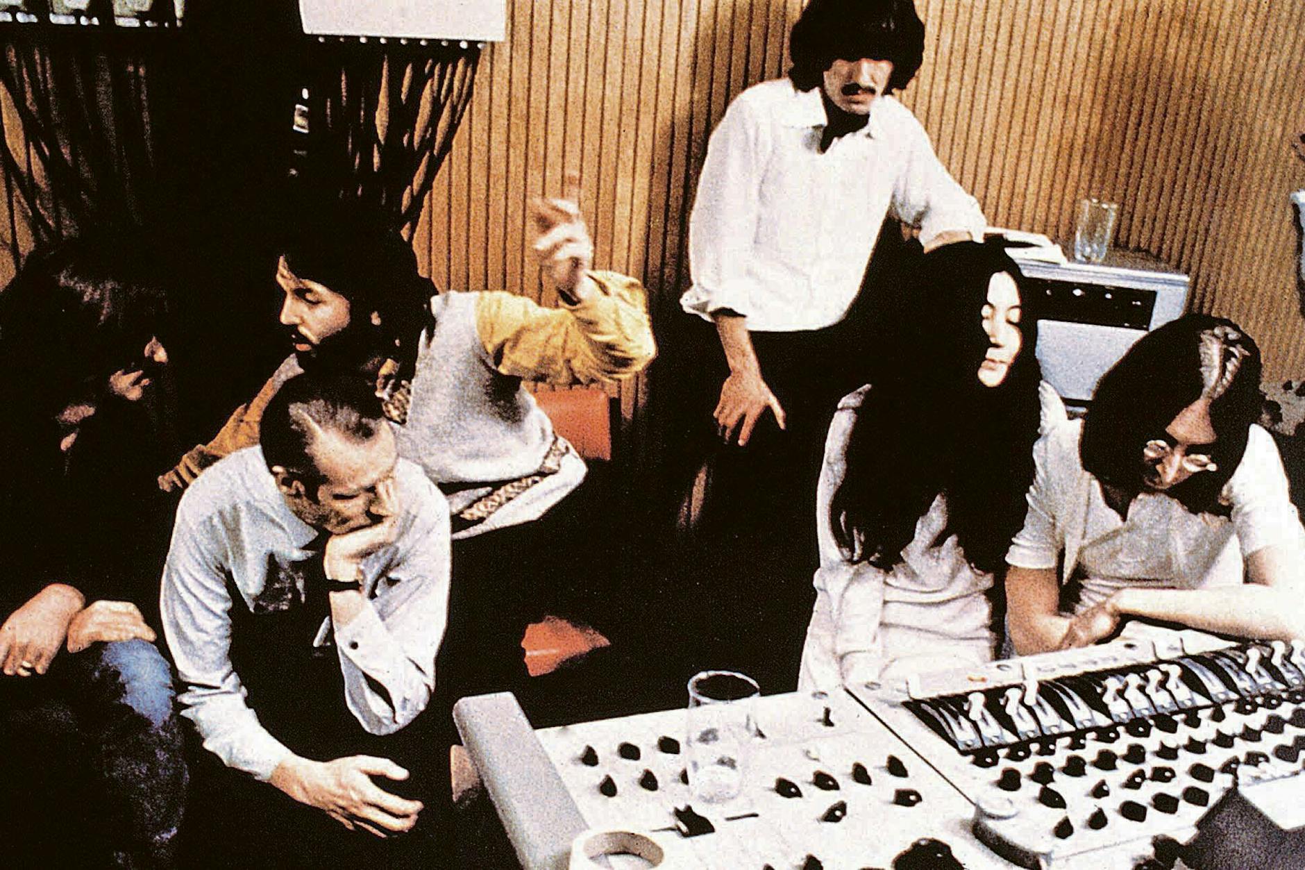Ringo Starr, George Martin, Paul McCartney, George Harrison, Yoko Ono und John Lennon (v.l.n.r.) in „Let It Be“.
