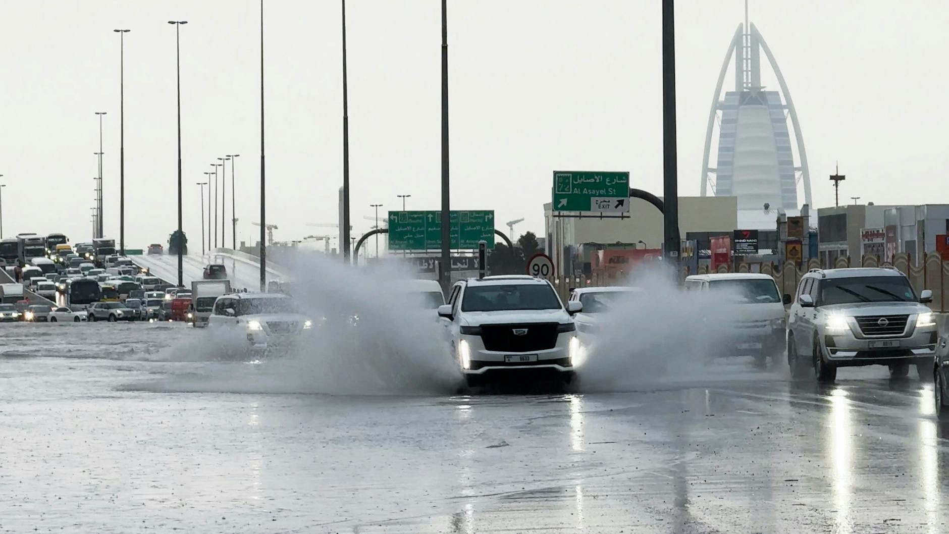 Wasser, wo sonst der Wüstenwind weht – mit dem Luxushotel Burj al Arab im Hintergrund. Schwere Regenfälle haben am Dienstag die Vereinigten Arabischen Emirate heimgesucht und Teile der wichtigsten Autobahnen überflutet.