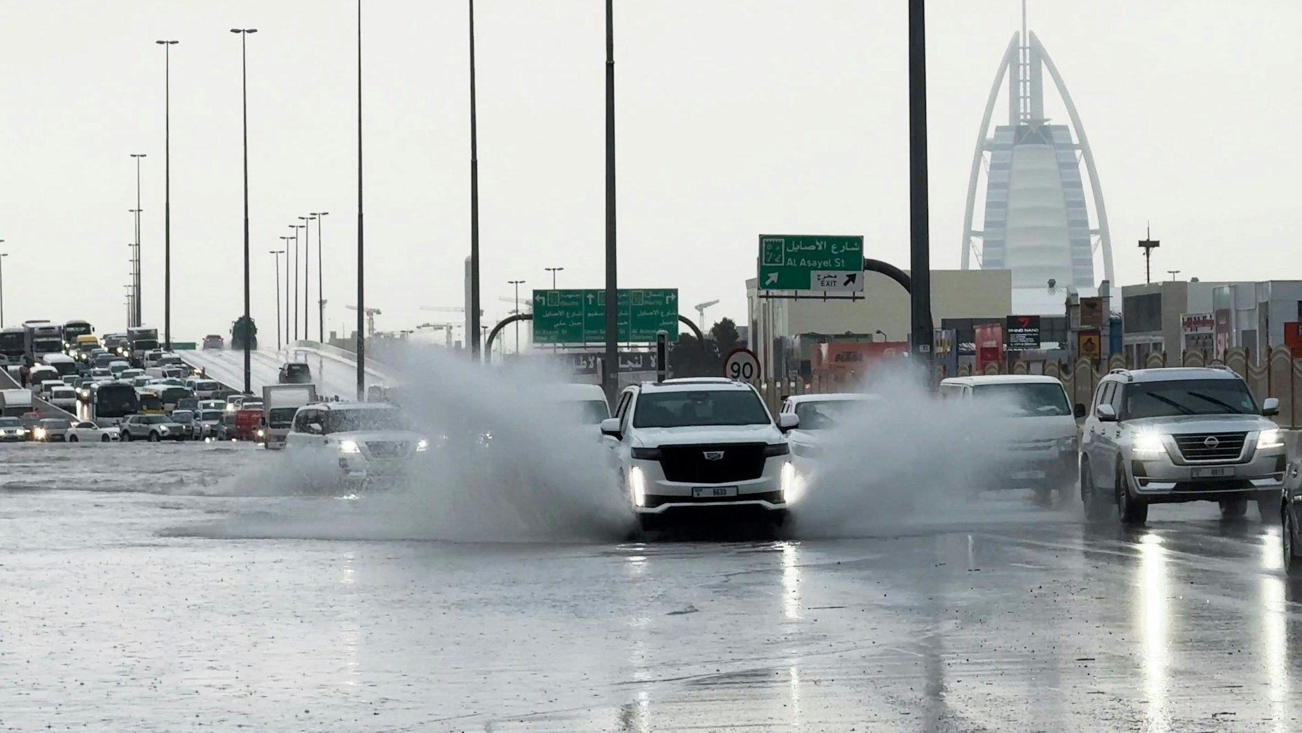 Wasser, wo sonst der Wüstenwind weht – mit dem Luxushotel Burj al Arab im Hintergrund. Schwere Regenfälle haben am Dienstag die Vereinigten Arabischen Emirate heimgesucht und Teile der wichtigsten Autobahnen überflutet.