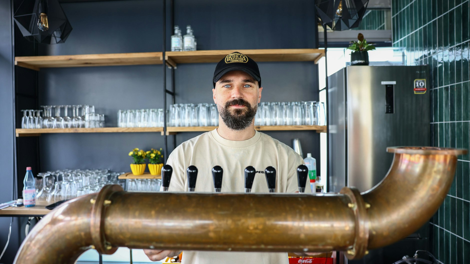 Maximilian Rubbert (32) ist der Herr an den Zapfhähnen, aus denen das frisch gebraute Bier der Schloßplatzbrauerei Köpenick fließt.