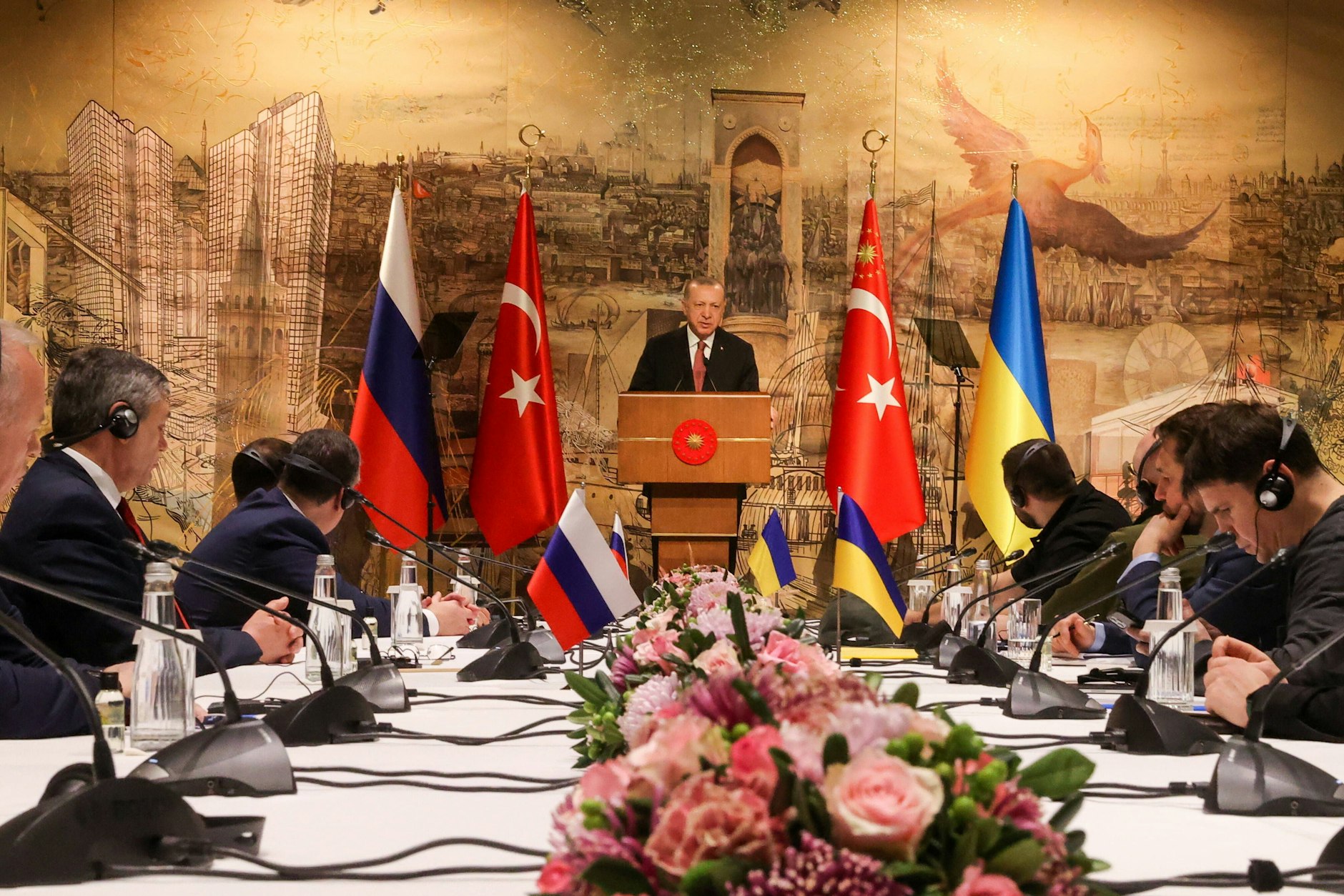 Der türkische Präsident Erdogan spricht im März 2022 kurz vor den Friedensgesprächen zwischen Russland und der Ukraine zu den Verhandlungsführern.