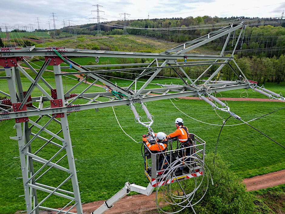 Monteure erneuern eine 110 KV Hochspannungsleitung des Stromnetzbetreibers Mitnetz.  