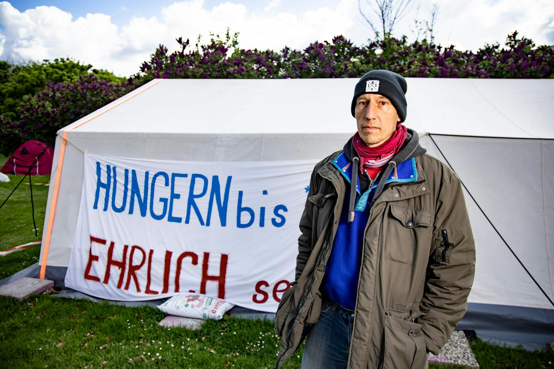 Seit dem 25. März ist Wolfgang Metzeler im Hungerstreik vor dem Kanzleramt in Berlin.