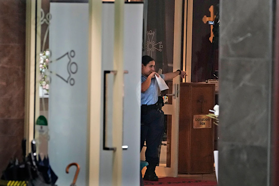 dpatopbilder - Eine Polizistin bei der Spurensuche in der Christ the Good Shepherd Church in Wakeley.  