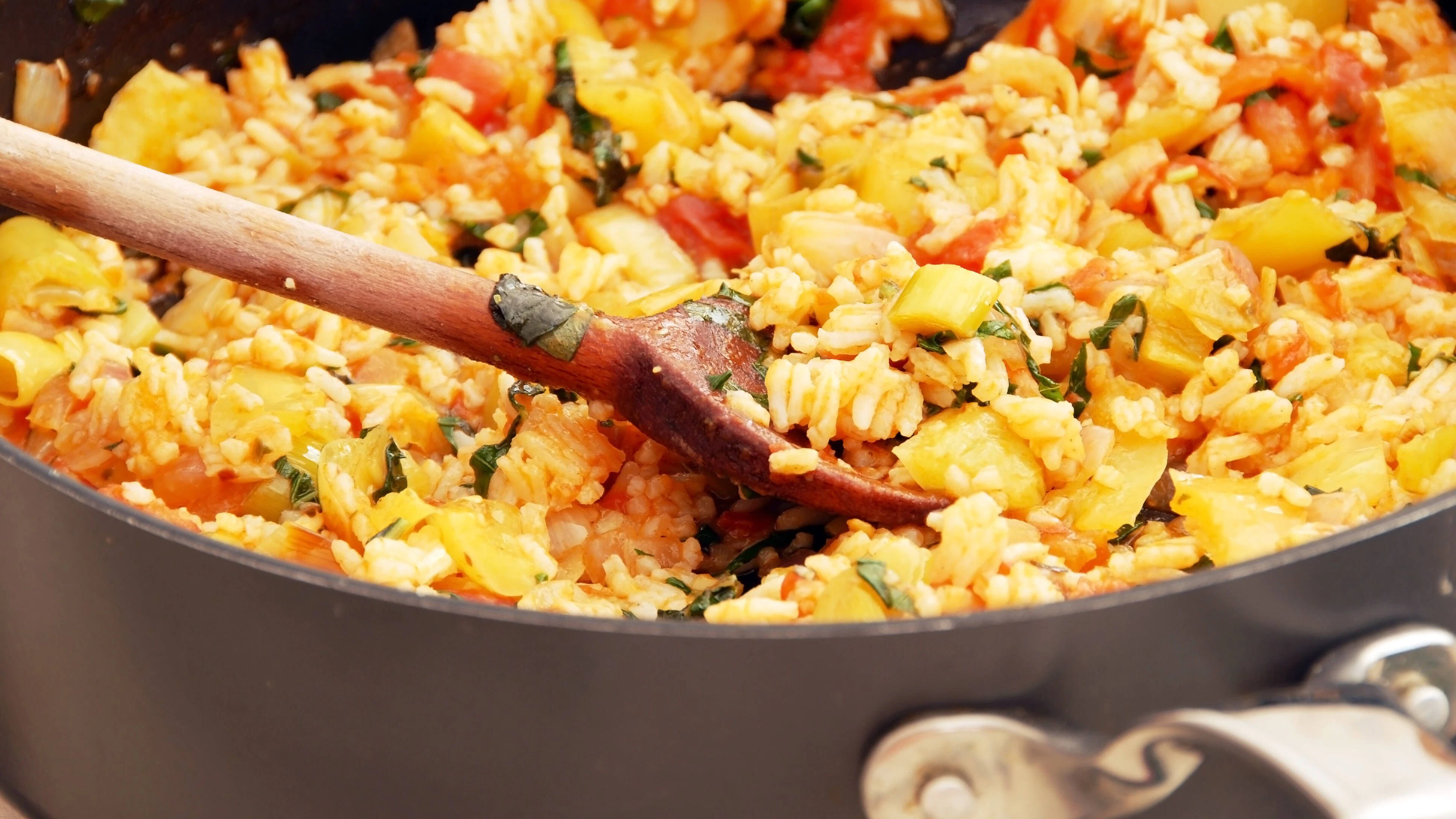 Probieren Sie das Rezept für Reispfanne mit Cabanossi  gleich mal aus.