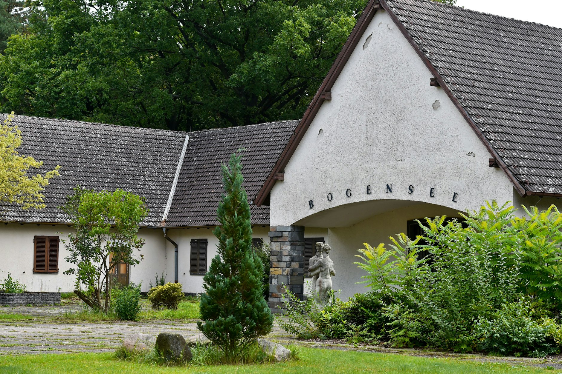 Blick auf den ehemaligen Landsitz von NS-Propagandaminister Goebbels auf dem Gelände der früheren FDJ-Hochschule (Jugendhochschule) in Bogensee nahe Wandlitz.
