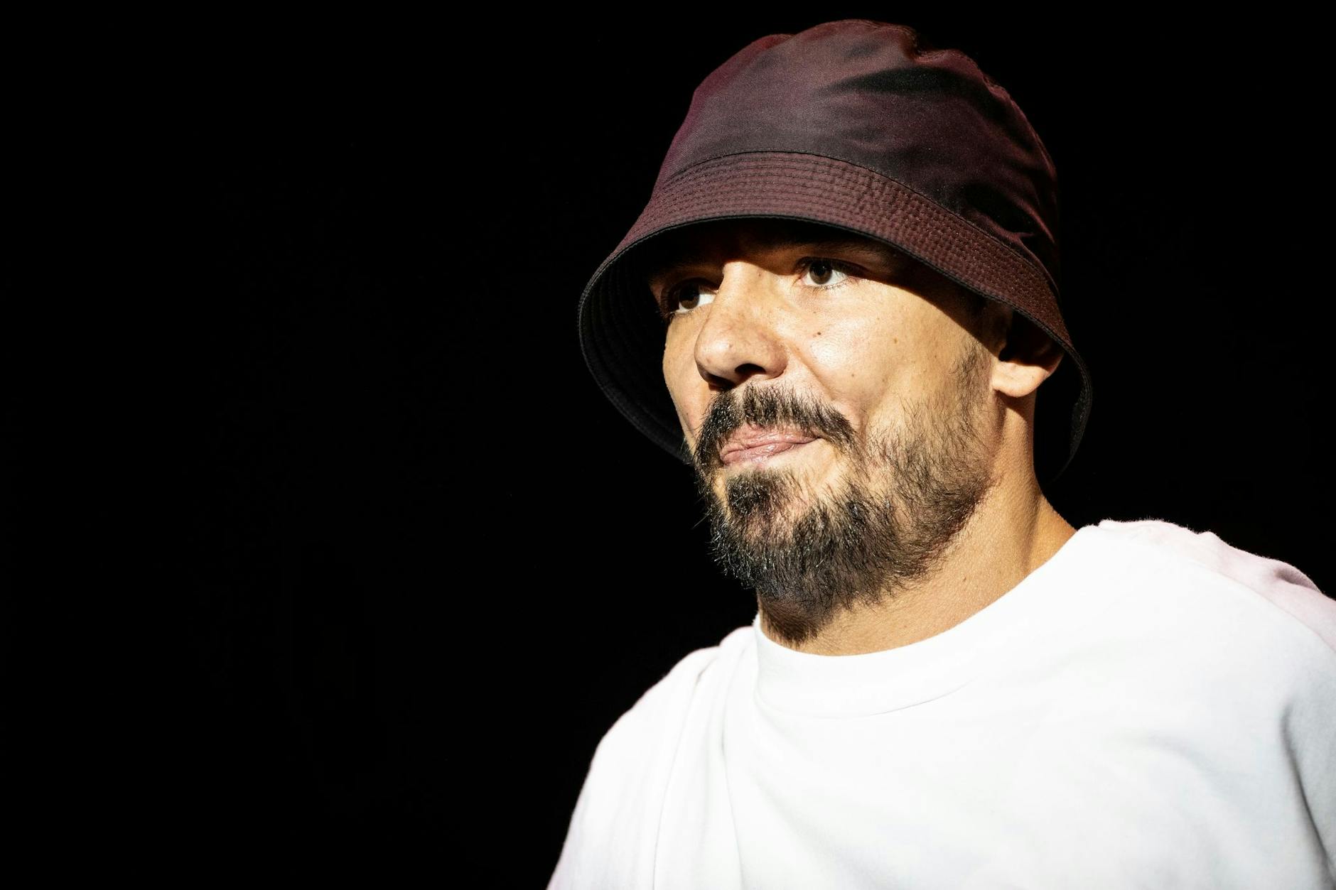 ARCHIV - Rapper Capital Bra steht auf der Bühne. ild/dpa