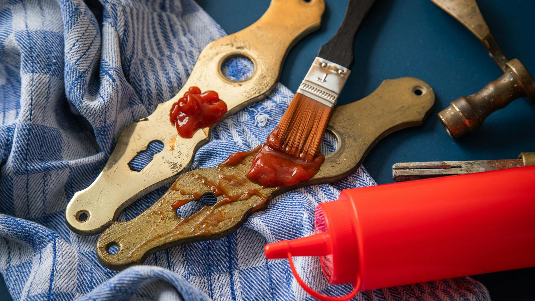 Putzen mit Ketchup? So bekommt man alte Türbeschläge wieder glänzend.