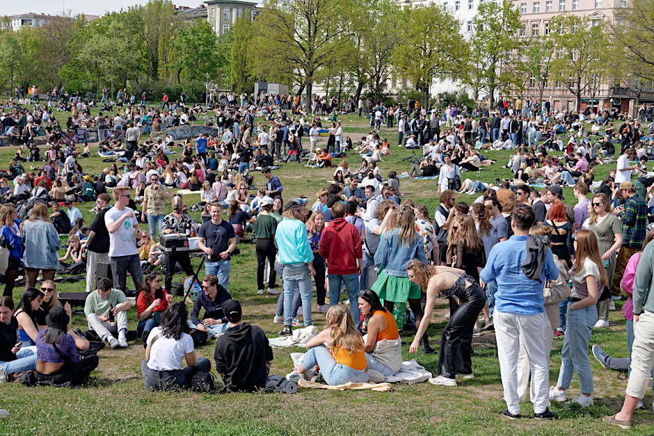 Am 1. Mai zieht es viele Menschen zum Feiern nach Kreuzberg und in den Görlitzer Park.