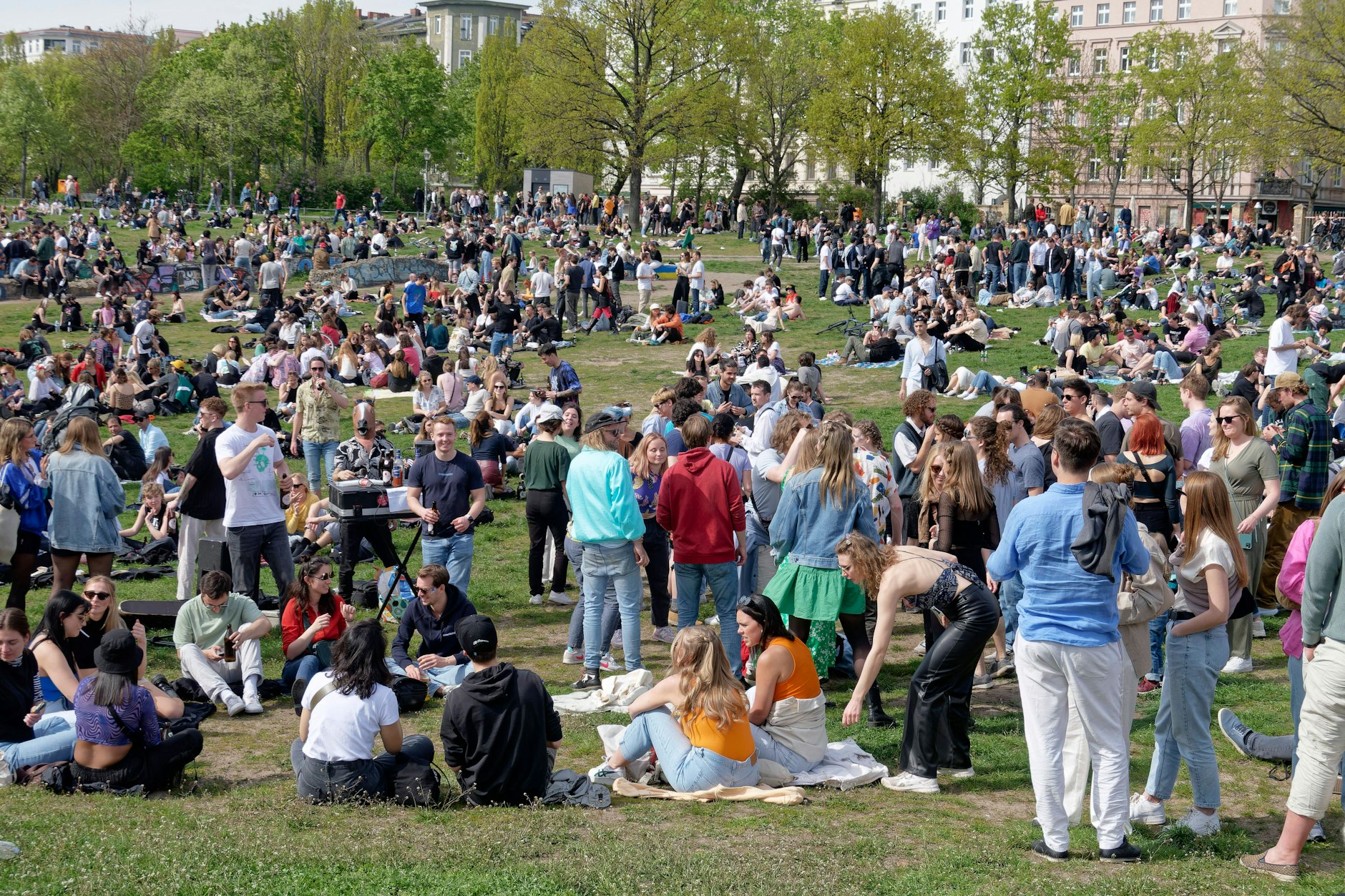 Am 1. Mai zieht es viele Menschen zum Feiern nach Kreuzberg und in den Görlitzer Park.