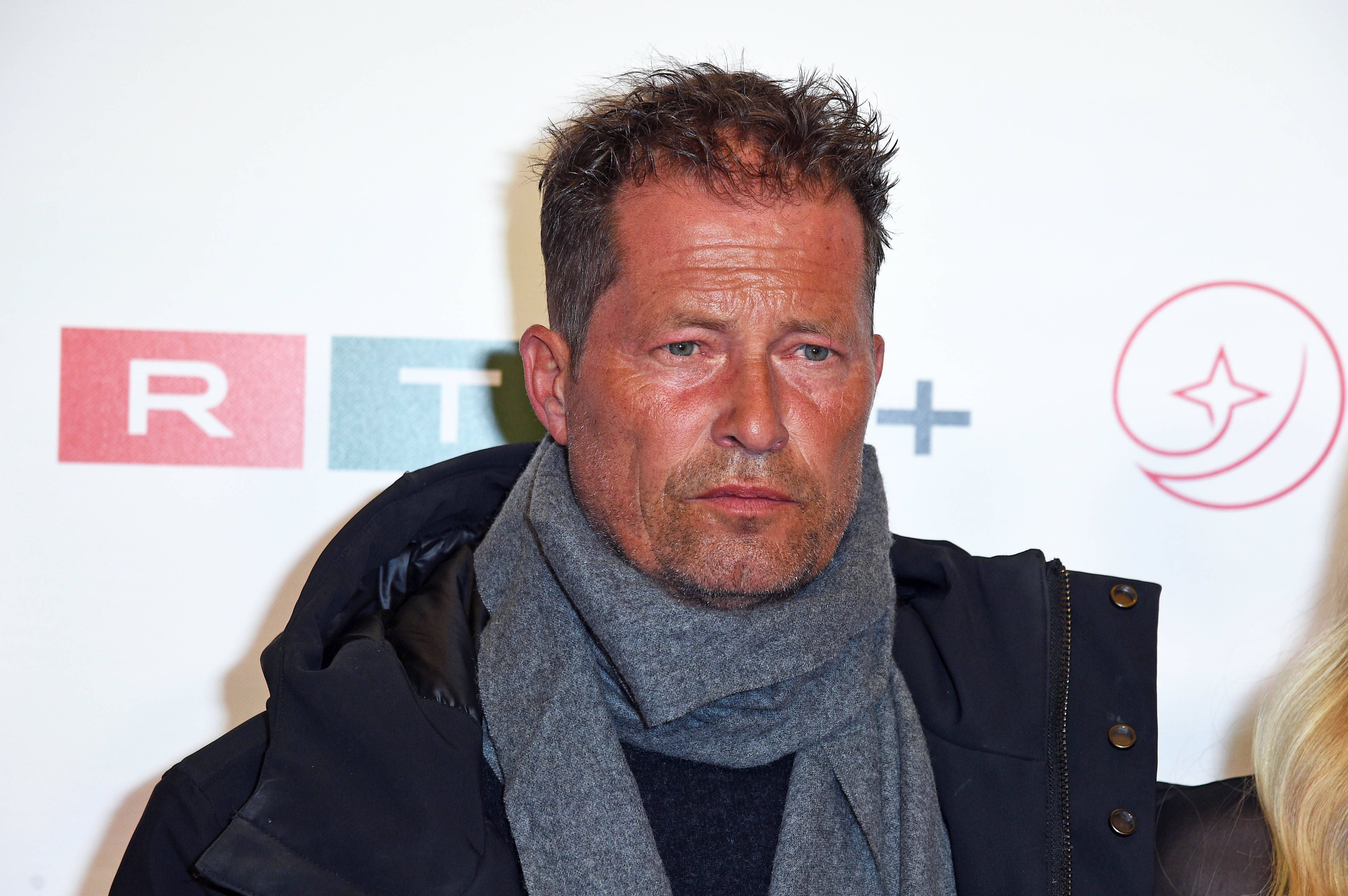 Image - Absurd! Til Schweiger wird mit gebrochenen Armen in die Klinik getragen