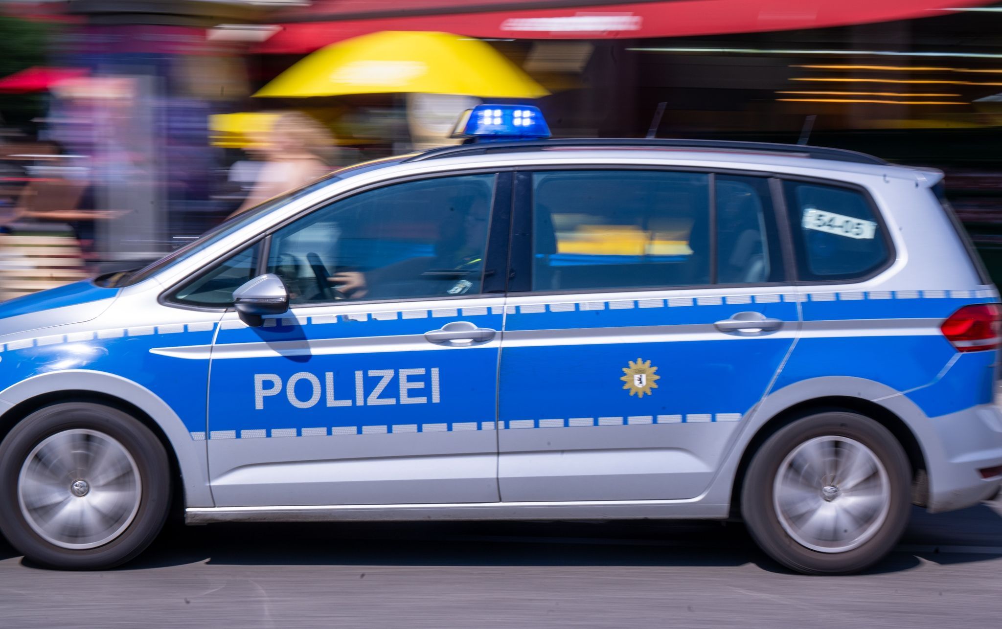 Polizei-Ticker: Mann am Alex mit Pistole bedroht und beraubt