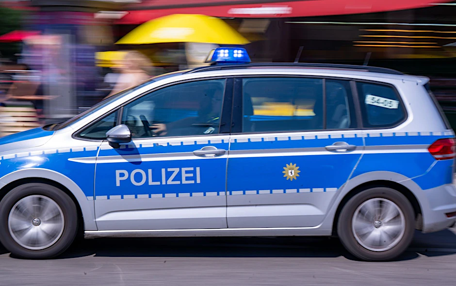 Ein Polizeiauto fährt mit Blaulicht zum Einsatz. (Symbolbild)