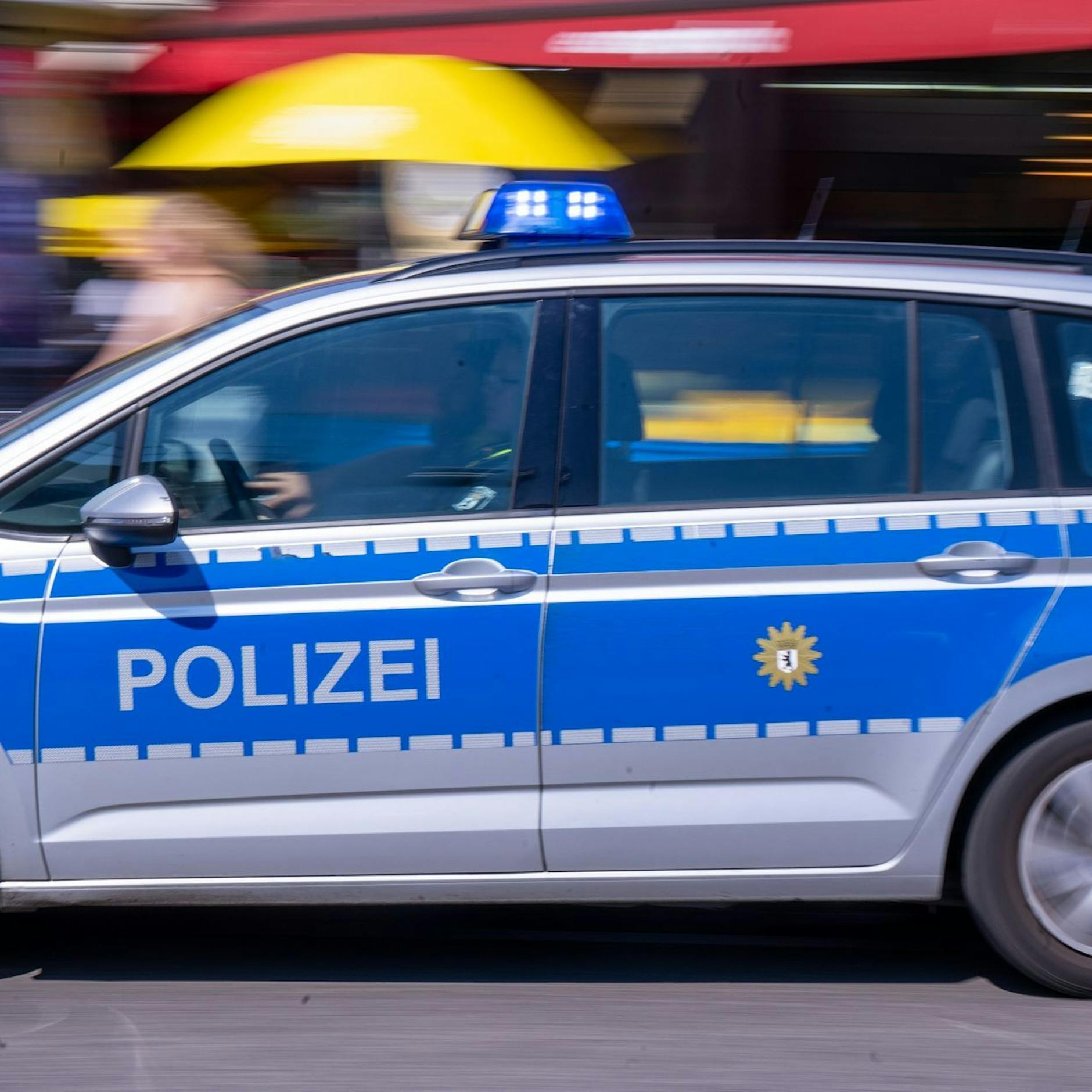 Polizei-Ticker: Auto kracht in Regionalzug – Fahrer stellt sich