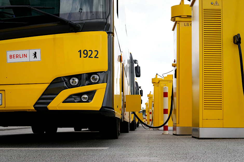 Die Berliner Verkehrsbetriebe (BVG) planen und bauen vier neue E-Betriebshöfe über die Stadt verteilt.