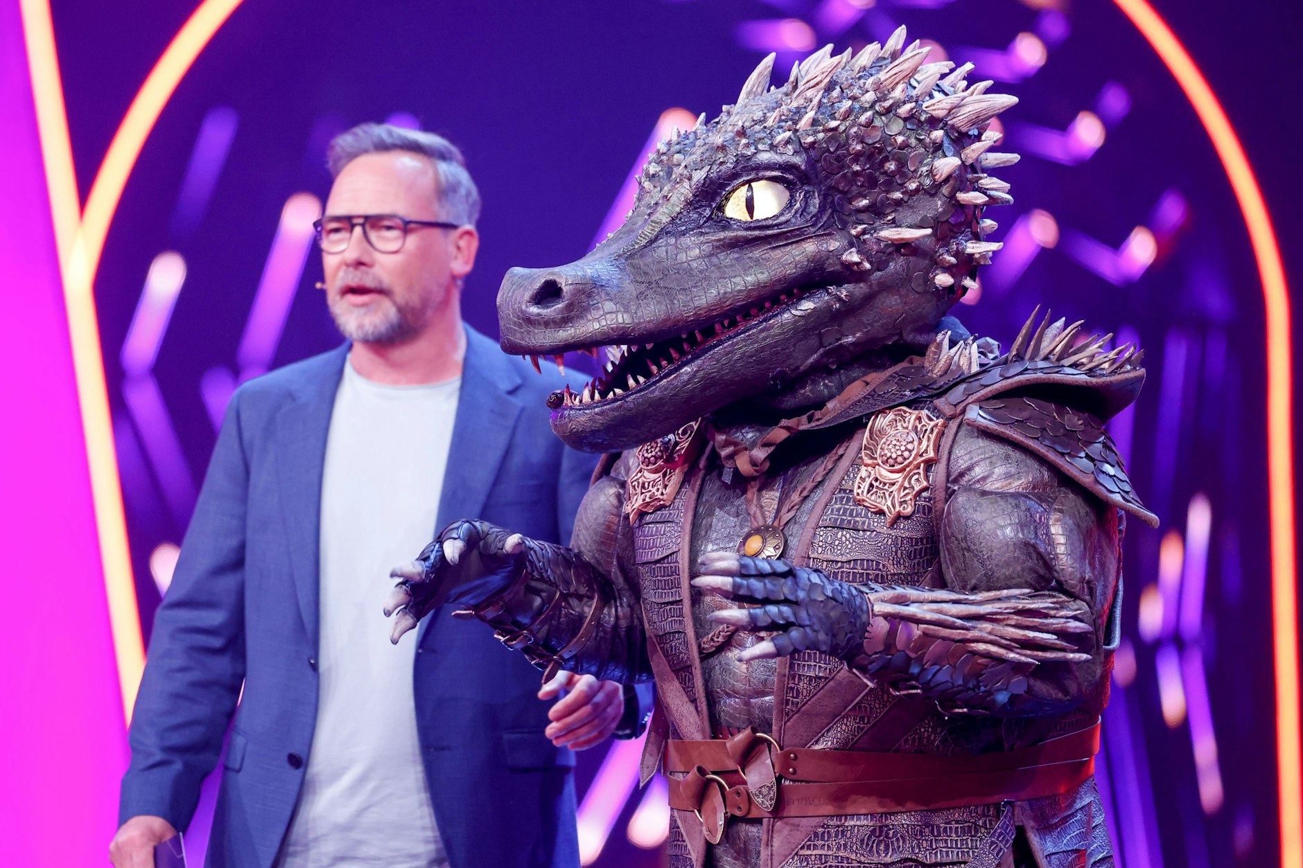 „Masked Singer“-Moderator Matthias Opdenhövel mit dem Krokodil.