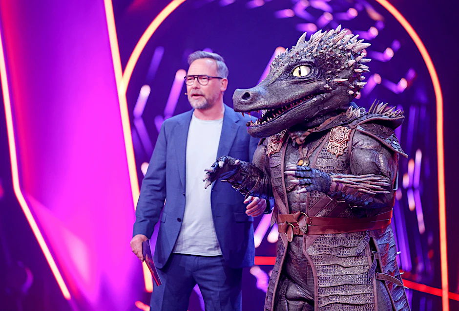 „Masked Singer“-Moderator Matthias Opdenhövel mit dem Krokodil.