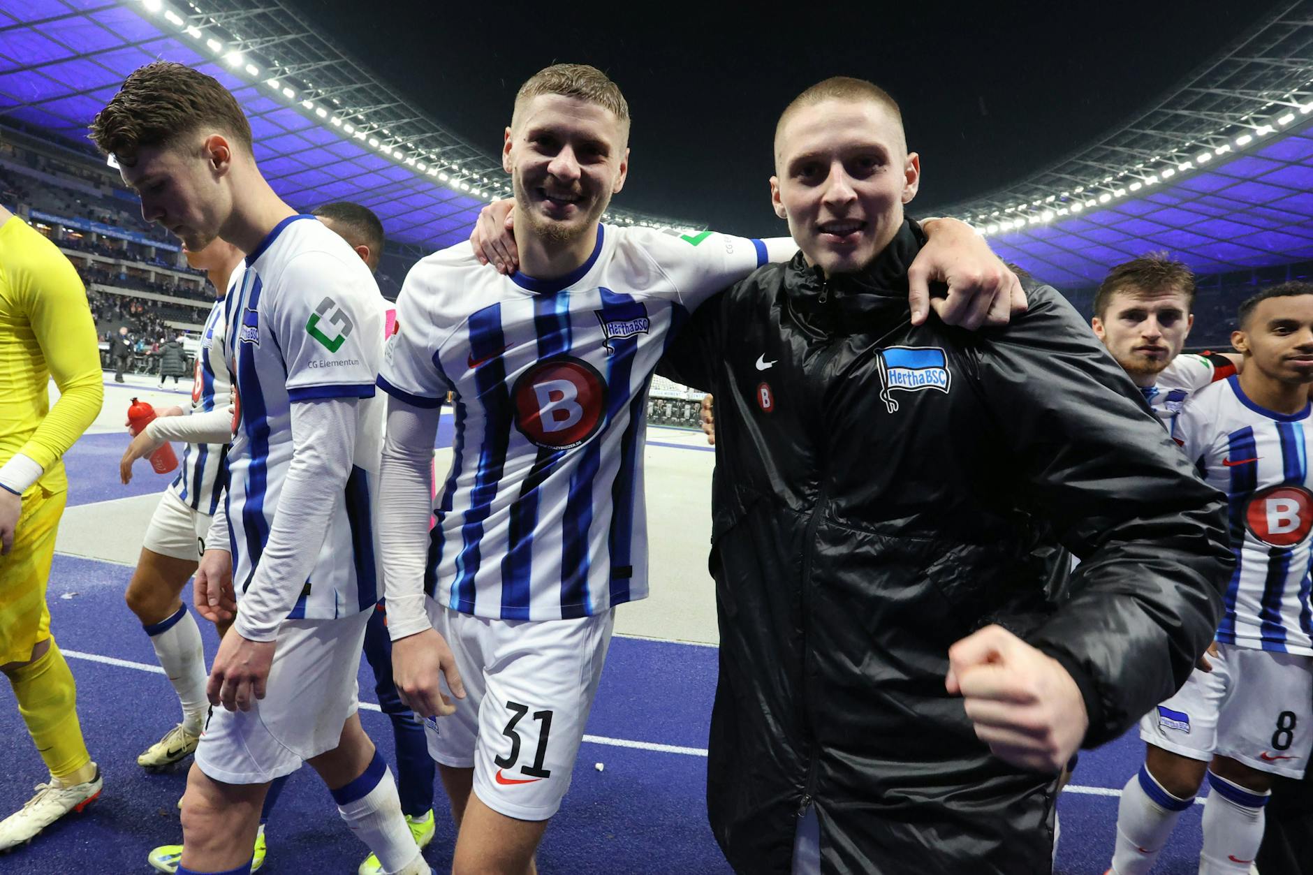 Marton (l., 22) und Palko Dardai (24) jubeln derzeit noch gemeinsam für Hertha BSC. Die Frage ist: Wie lange noch? 