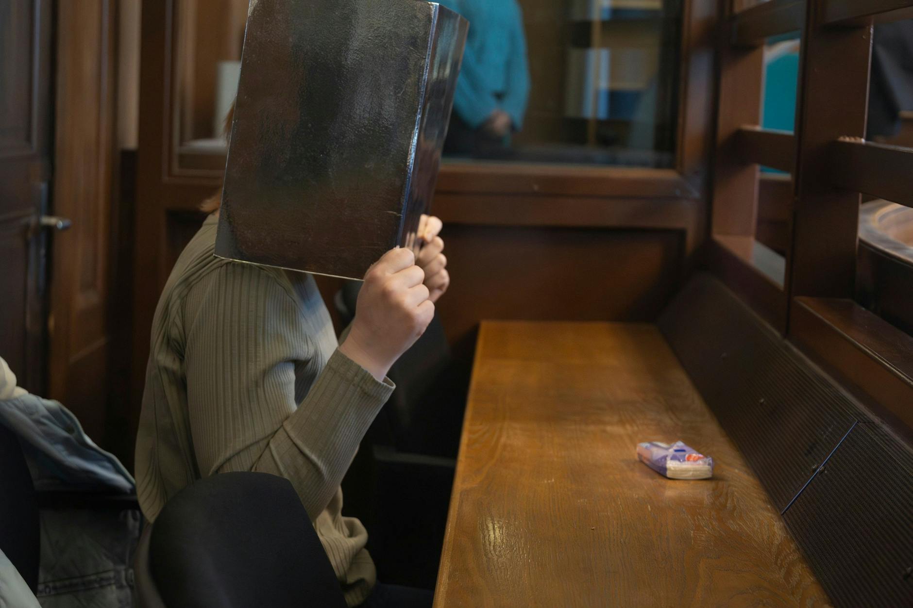 Der Angeklagten Dorothea L. (42) wird vorgeworfen, am 13. Oktober 2023 in ihrer Wohnung in Köpenick zunächst ihre elfjährige Tochter und anschließend – auf deren Verlangen – ihre Mutter getötet zu haben.