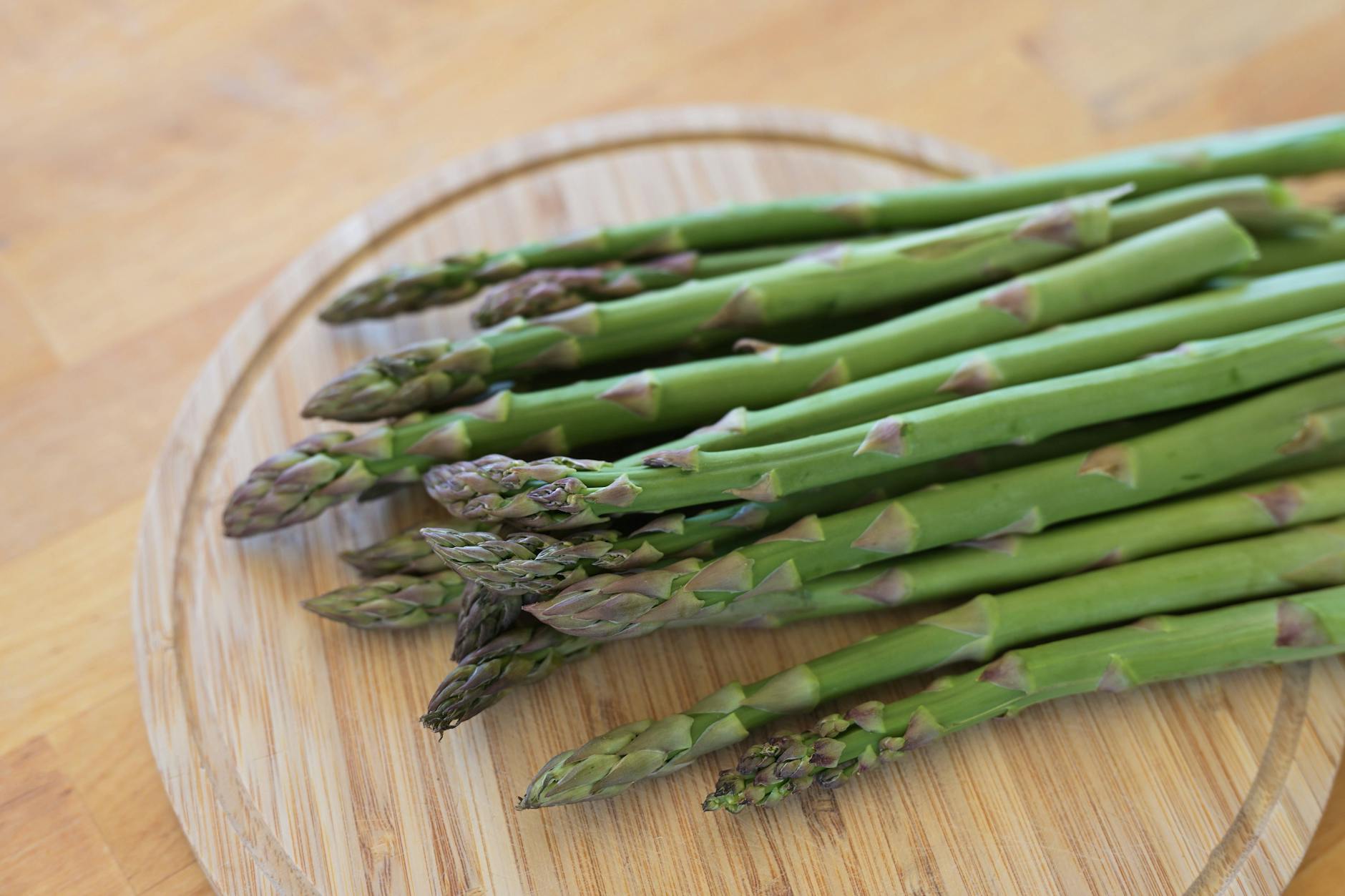 Grüner Spargel ist einfach lecker - und lässt sich auf viele verschiedene Arten zubereiten.