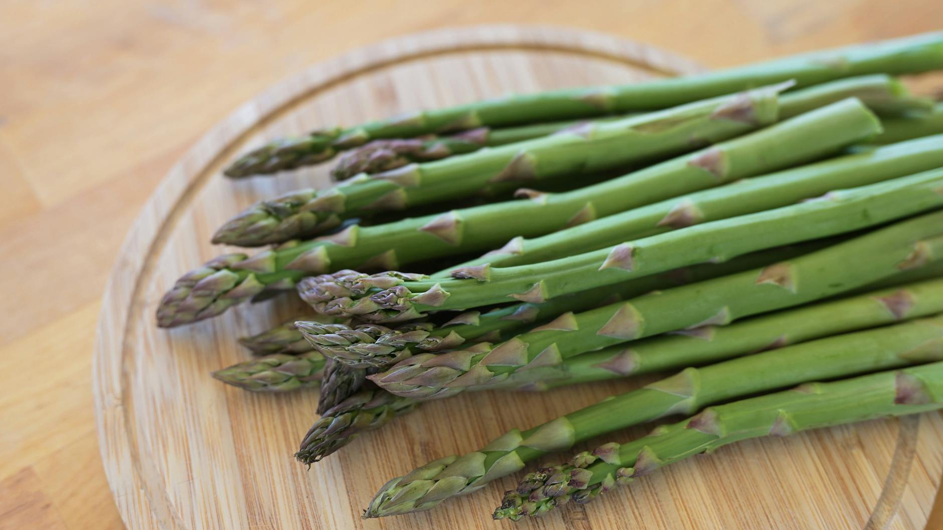 Grüner Spargel ist einfach lecker - und lässt sich auf viele verschiedene Arten zubereiten.