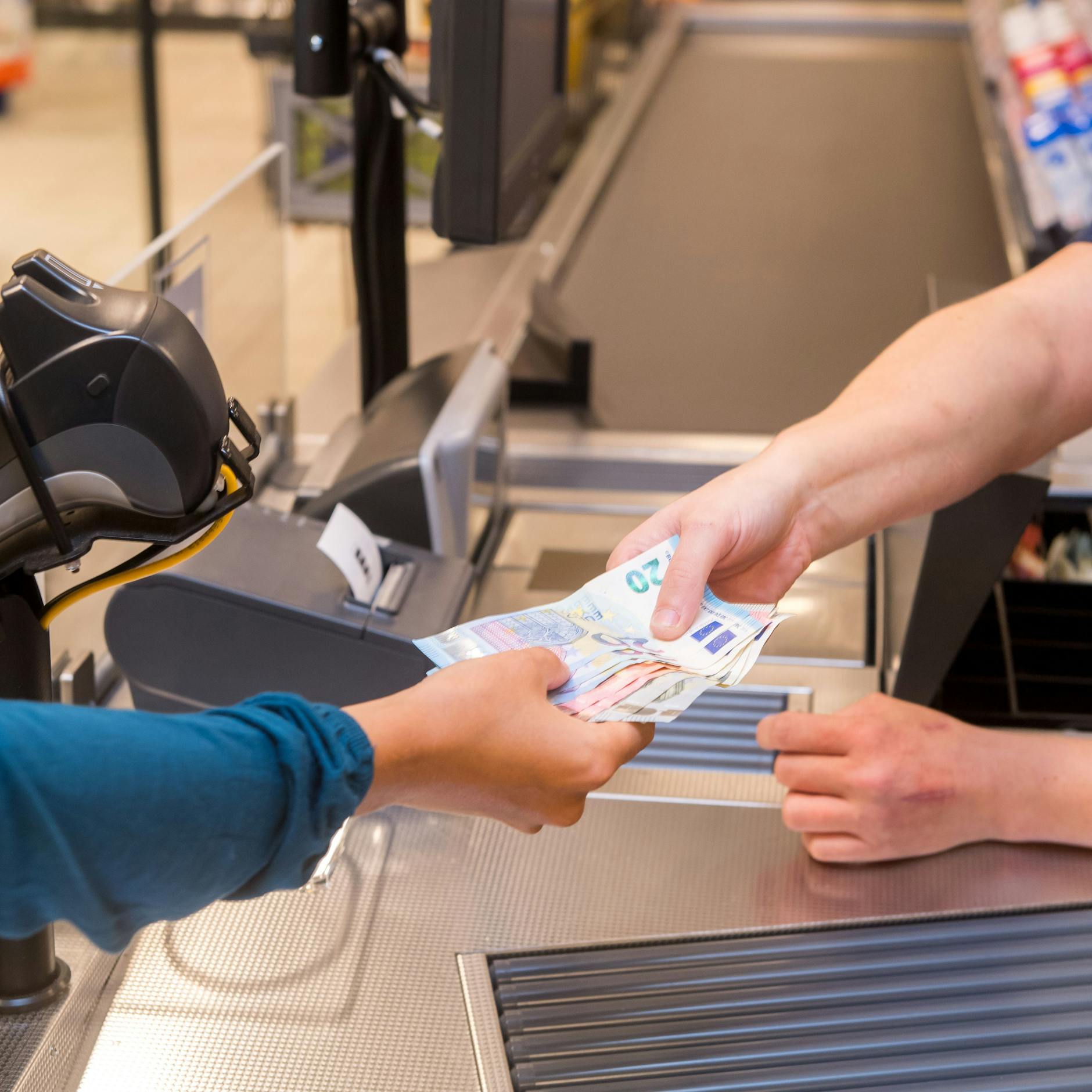 Image - Neue Studie: Geldabheben im Supermarkt immer beliebter – doch es gibt einen Haken
