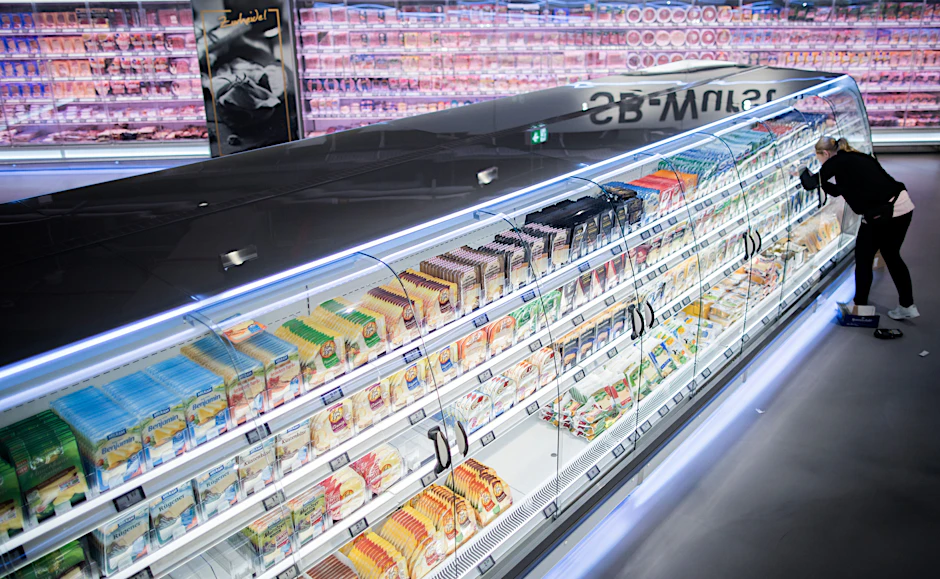 Käse im Kühlregal in einem Supermarkt.&nbsp;