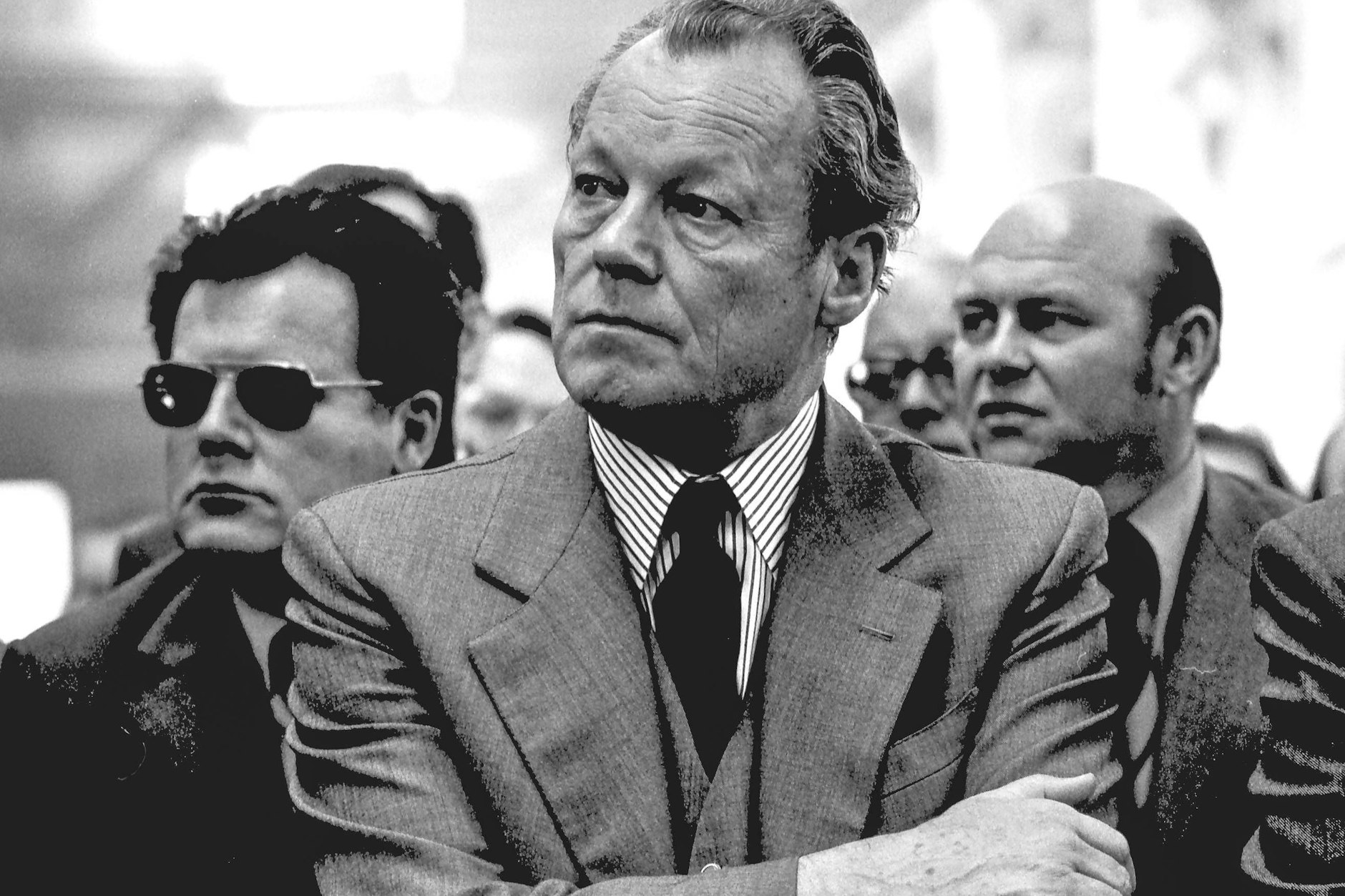 In den Rücken gefallen: Bundeskanzler Willy Brandt besucht am 8. April 1974 eine Veranstaltung in Helmstedt. Zu dieser Zeit weiß er, dass sein persönlicher Referent Günter Guillaume, hier mit Sonnenbrille, der Spionage für die DDR verdächtigt wird.
