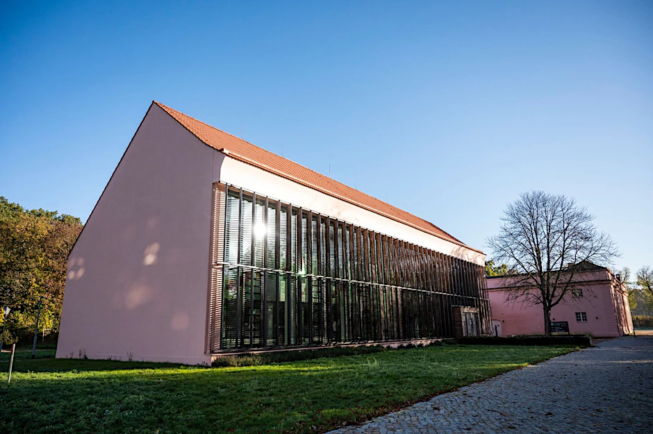ARCHIV - Die Sonne scheint auf das Gebäude der Rabbinerschule Abraham Geiger Kolleg.  