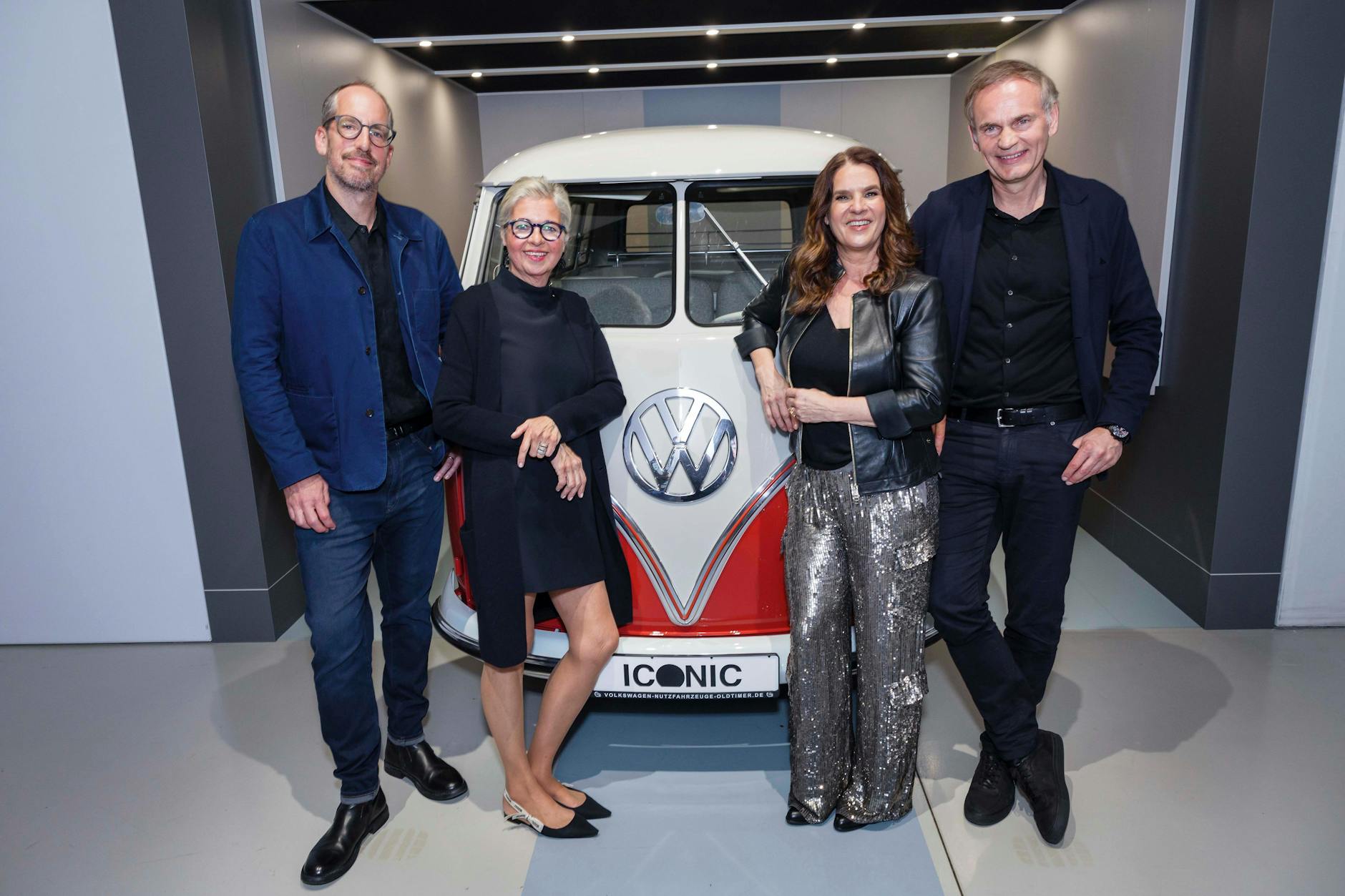 Künstler und Autor Christoph Niemann (v.l.), Moderatorin Inga Griese, Eiskunstlauf-Legende Katarina Witt und Oliver Blume, Vorstandsvorsitzender der Volkswagen AG, in Berlin.