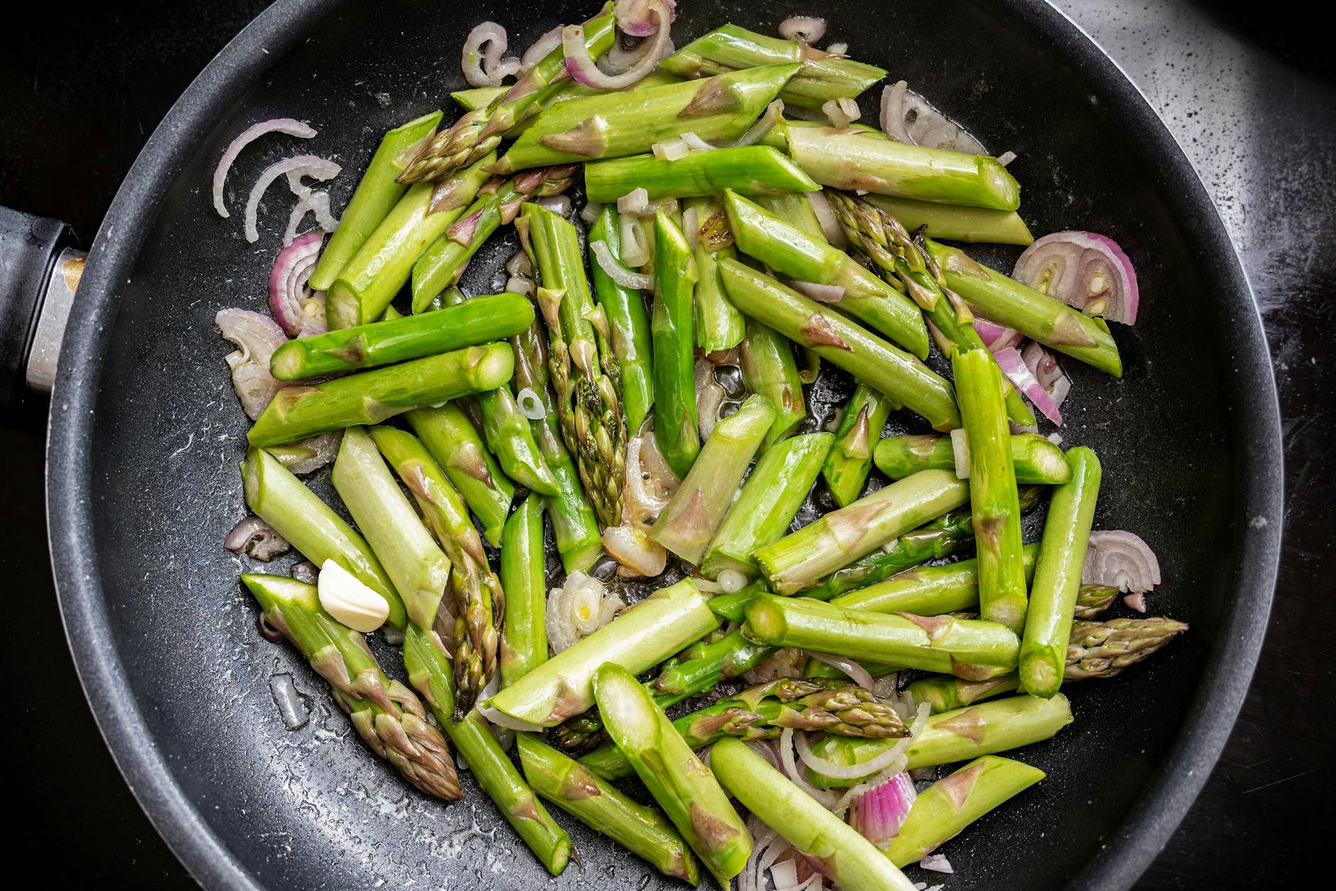 Dieses Rezept für grünen Spargel mit Zwiebeln und Knoblauch aus der Pfanne müssen Sie probieren.