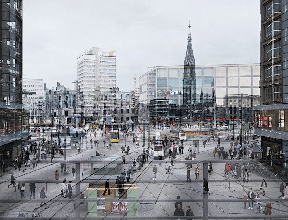 Michael Wesely mit historischem Foto von Hein Gorny: „Alexanderplatz, Berlin“, 1946/2023