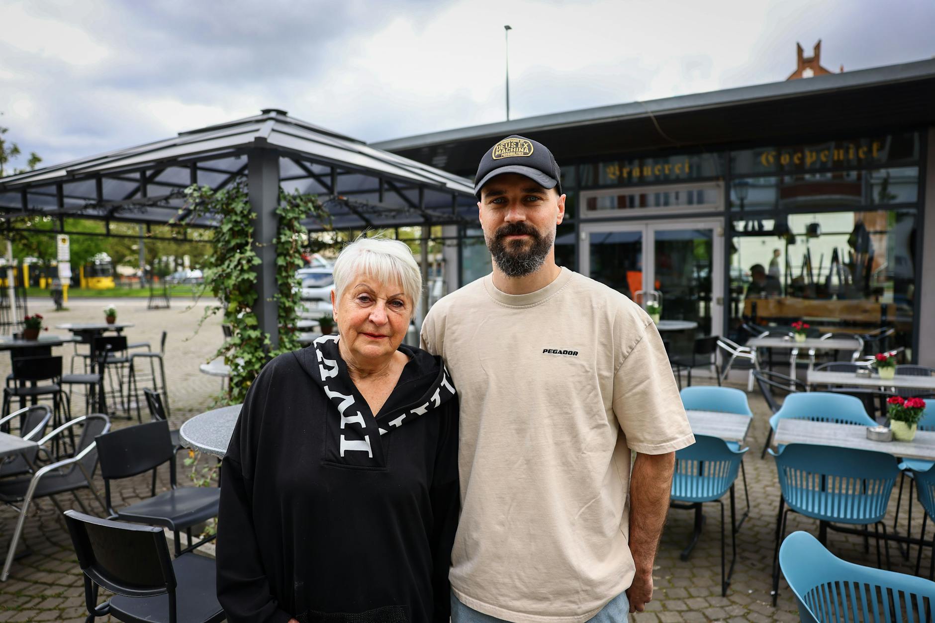 Wirtin Astrid Rubbert (75) und ihr Sohn Maximilian (32): Beide leiten die kleinste Brauerei Deutschlands in der Altstadt von Köpenick, haben nun viel Ärger wegen des Pavillons, vor dem sie stehen.