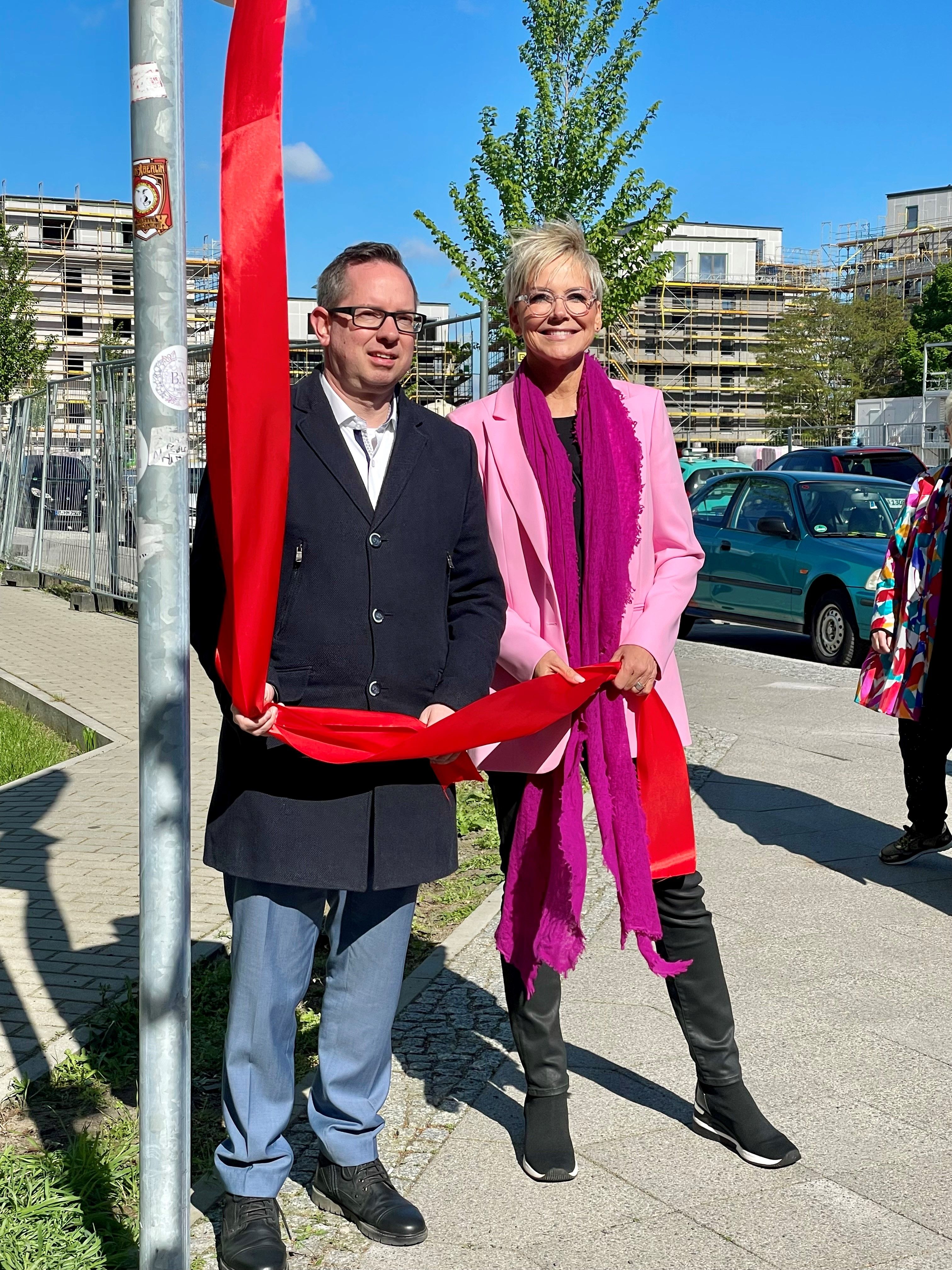 Inka Bause weiht Helga-Hahnemann-Straße in Berlin ein: „Endlich!“