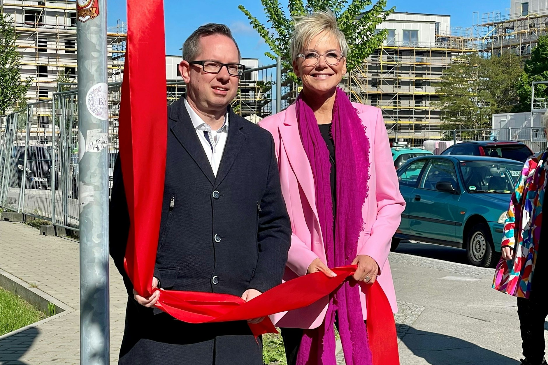 Inka Bause enthüllt zusammen mit Bezirksbürgermeister Oliver Igel das neue Straßenschild der Helga-Hahnemann-Straße.