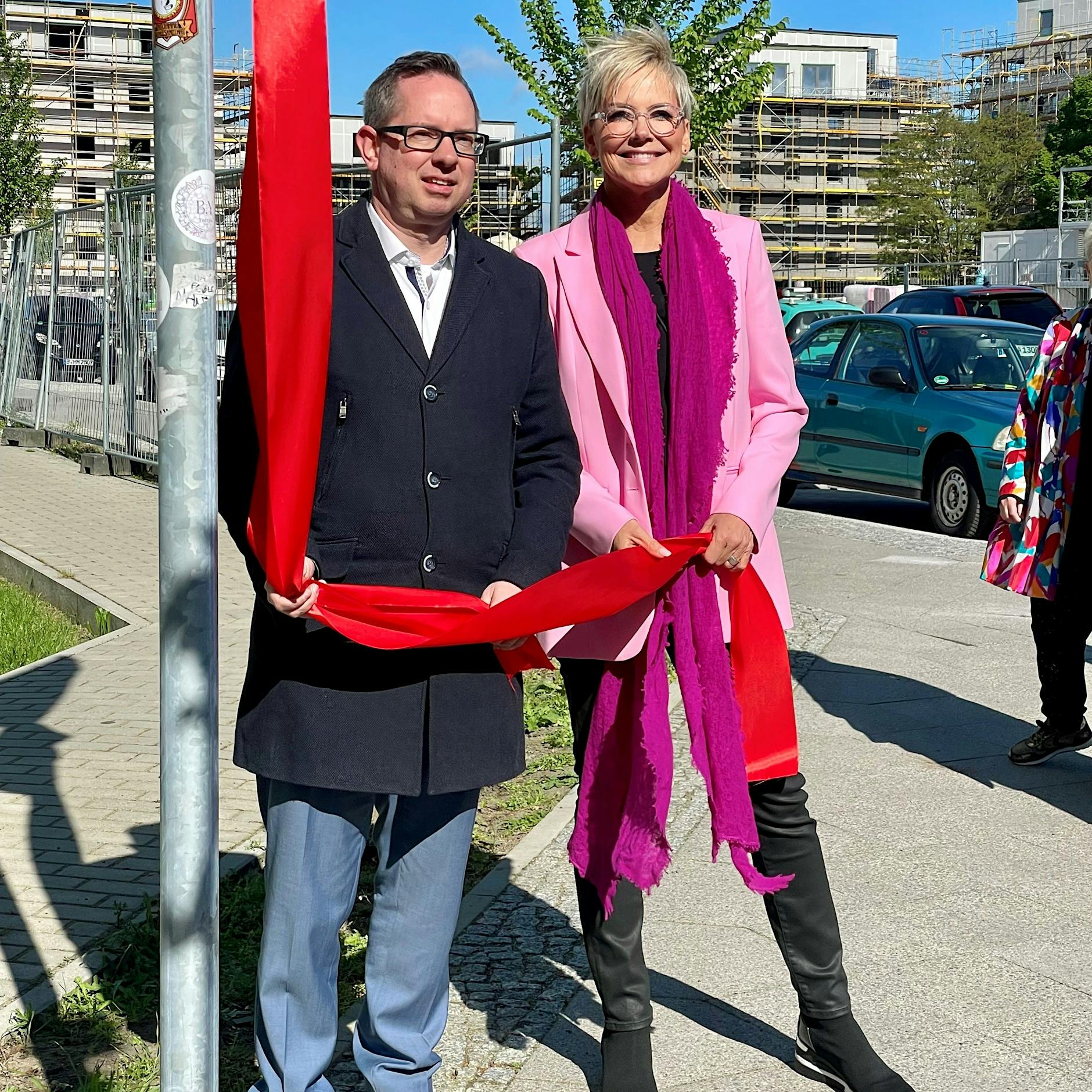 Inka Bause weiht Helga-Hahnemann-Straße in Berlin ein: „Endlich!“